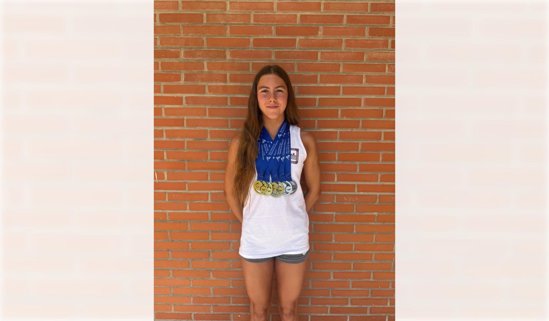 Ariadna Malo Moreno posa con las seis medallas del Campeonato de España Júnior