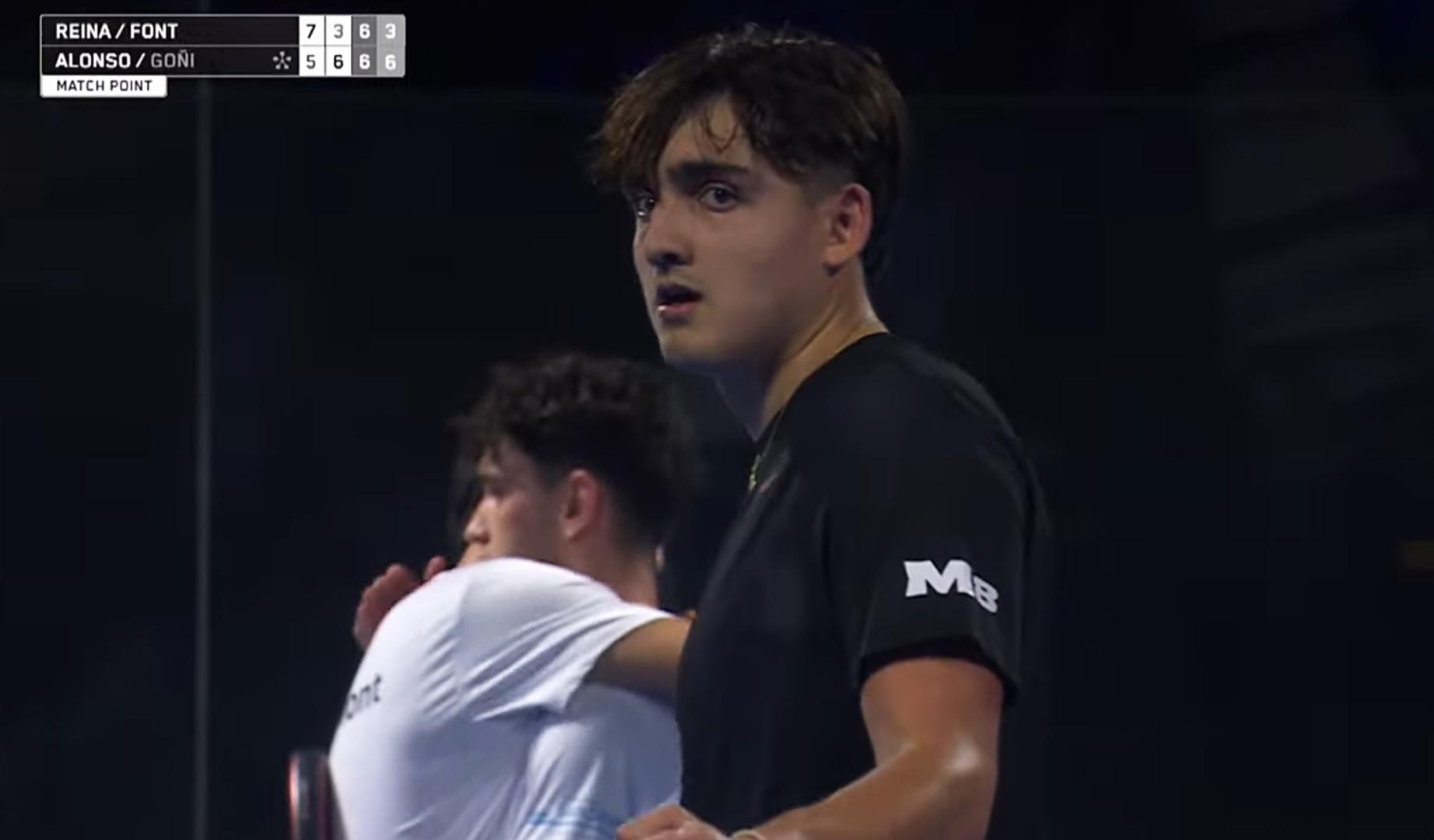 El navarro Aimar Goñi mira a la grada tras lograr el triunfo contra Reina y Font en tres sets