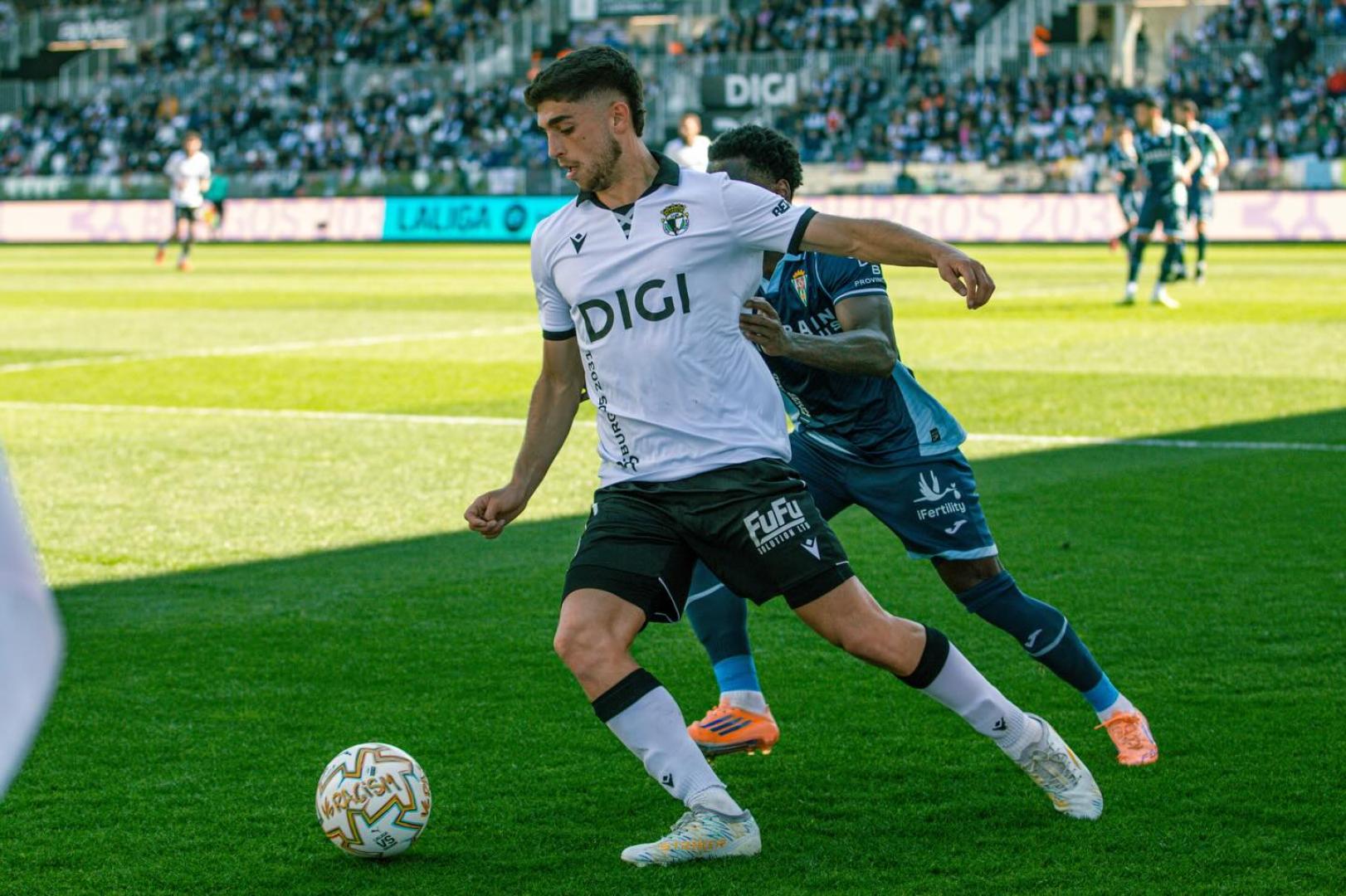 Álex Lizancos, lateral derecho del Burgos, en un duelo con el Córdoba