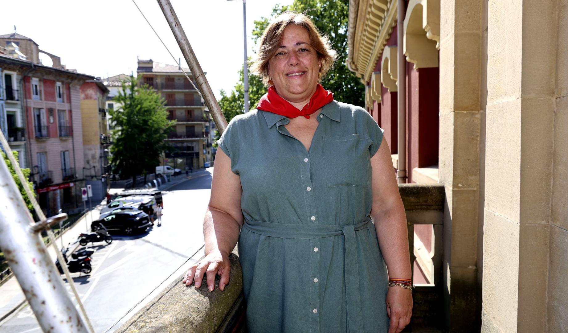 La alcaldesa de Estella, Marta Ruiz de Alda, en el balcón consistorial
