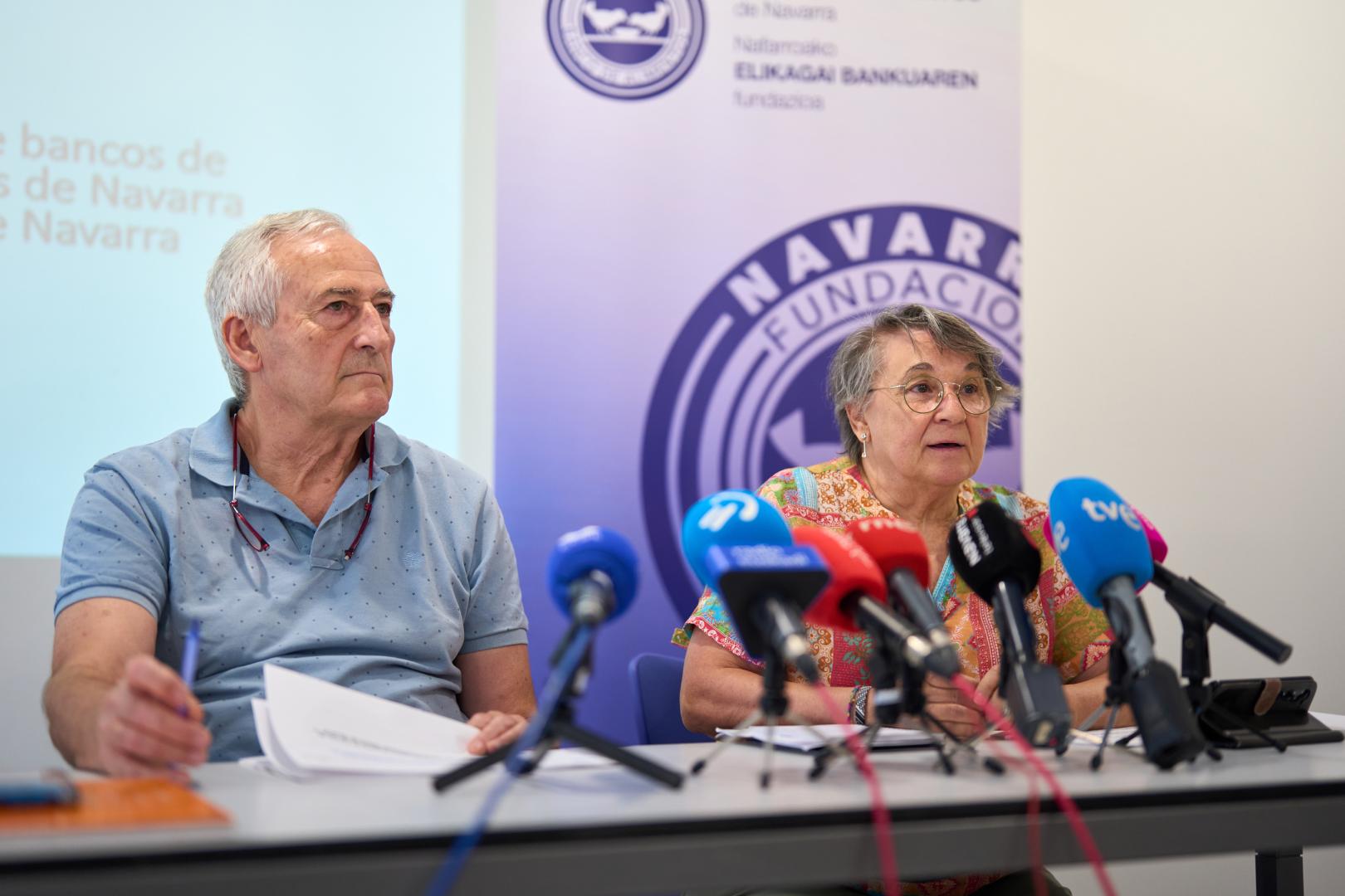 Antonio Brugos Larumbe, uno de los autores del estudio; y Marisol Villar Lecumberri, presidenta de la Fundación Banco de Alimentos de Navarra, en la presentación del trabajo.
