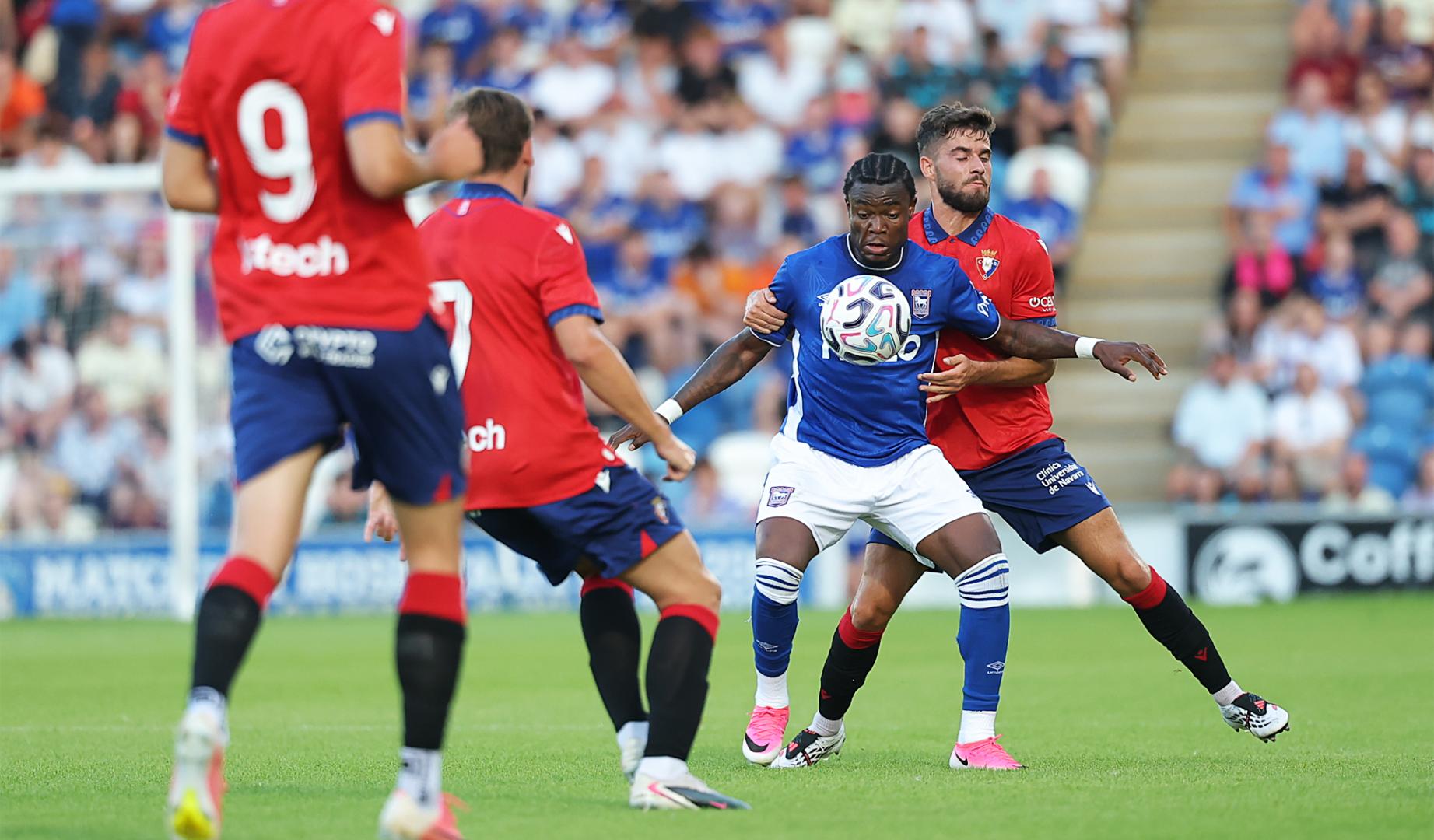 Iker Muñoz presiona a Fatawu durante el amistoso contra el Ipswich Town