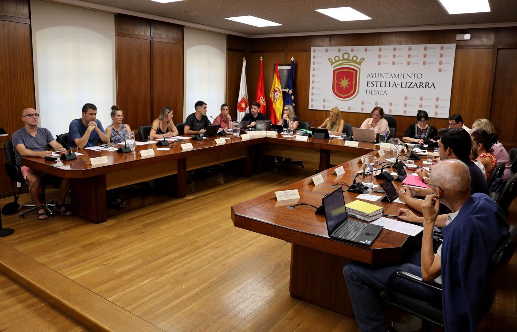 La corporación al completo en el pleno celebrado este miércoles por la tarde en Estella