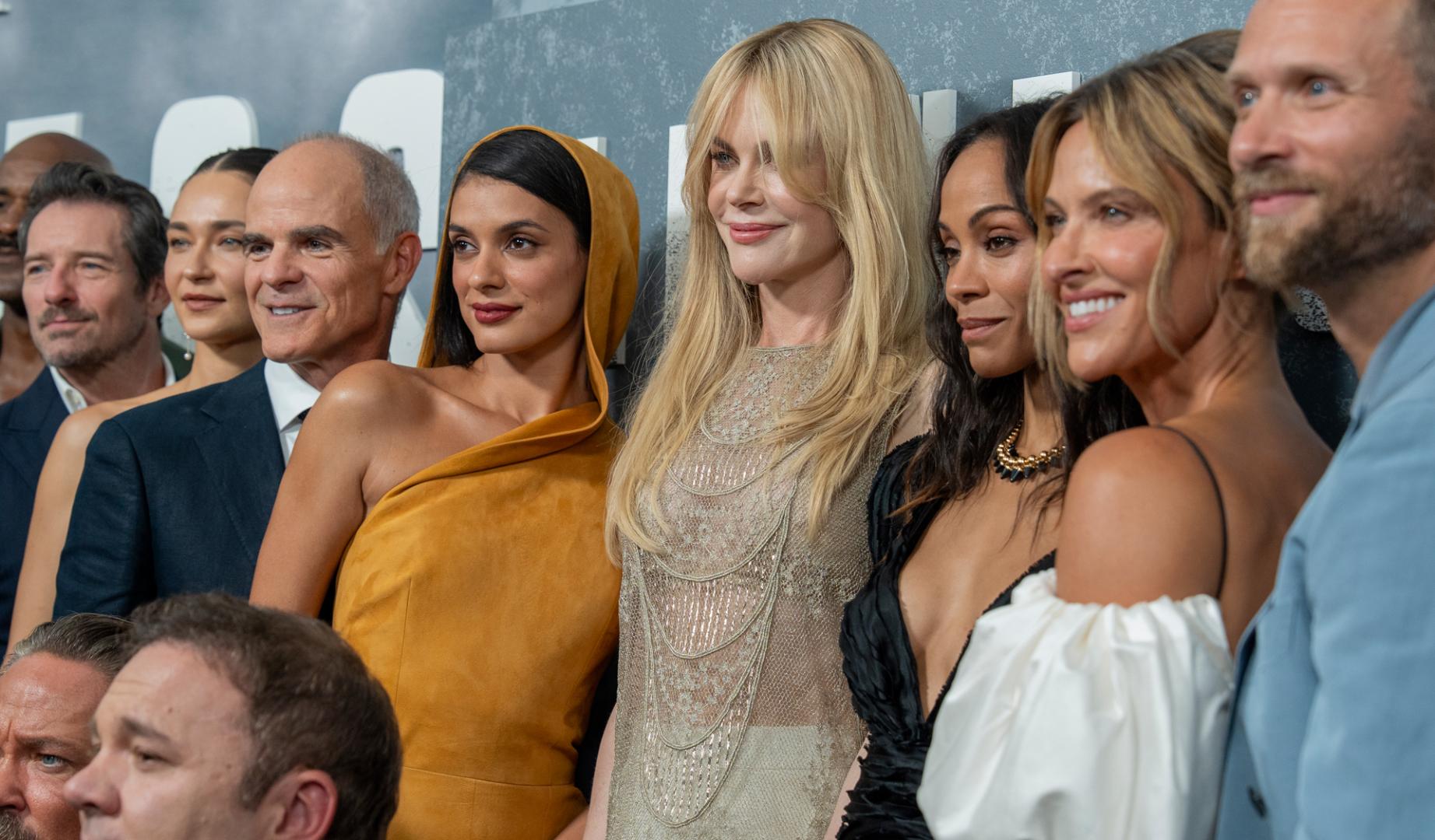 La actriz estadounidense Nicole Kidman (c) posa junto al elenco de la serie 'Lioness' en la alfombra roja durante el lanzamiento de la tercera temporada