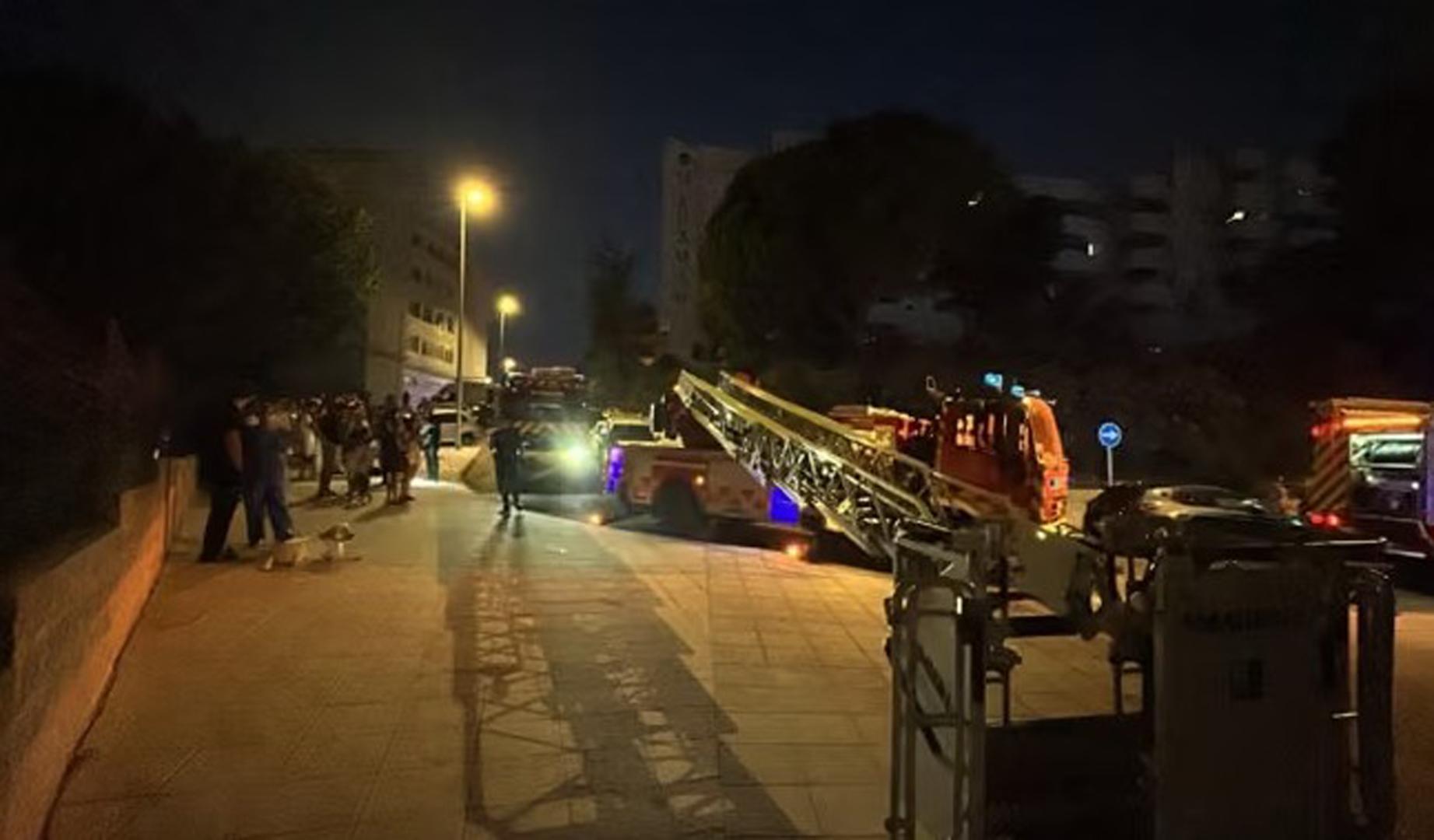 Efectivos intervienen en el incendio en una vivienda en Benalmádena en el que han fallecido dos menores
