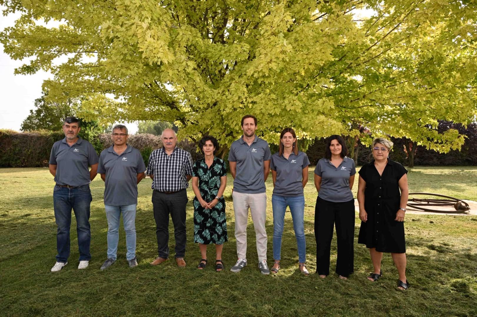 Técnicos de Intia, con el consejero Aierdi. en la zona ajardinada de Evena.