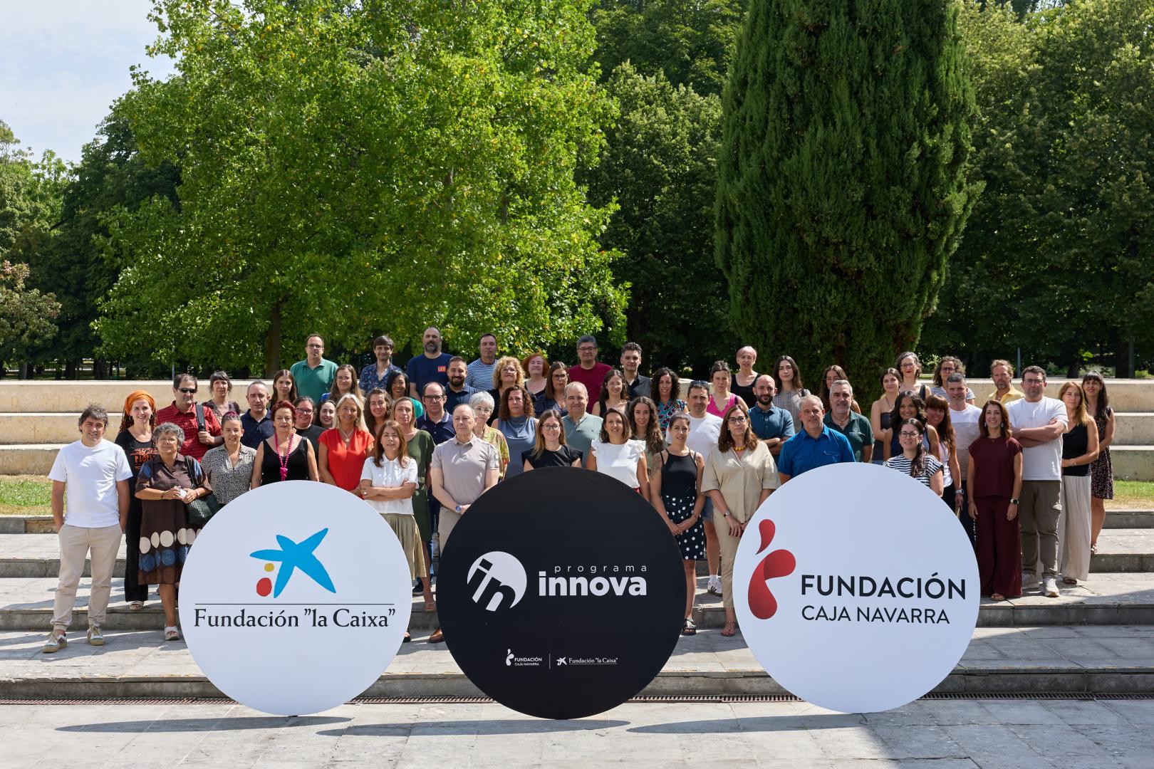 Beneficiarios e impulsores del Programa Innova de las fundaciones Caja Navarra y 'la Caixa', en el patio de Civican.