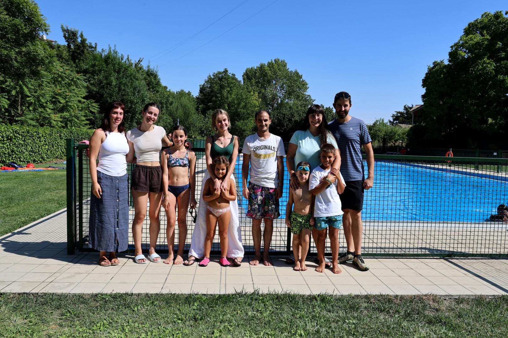 Vecinos de Abárzuza posan para DN en las piscinas municipales de la localidad.