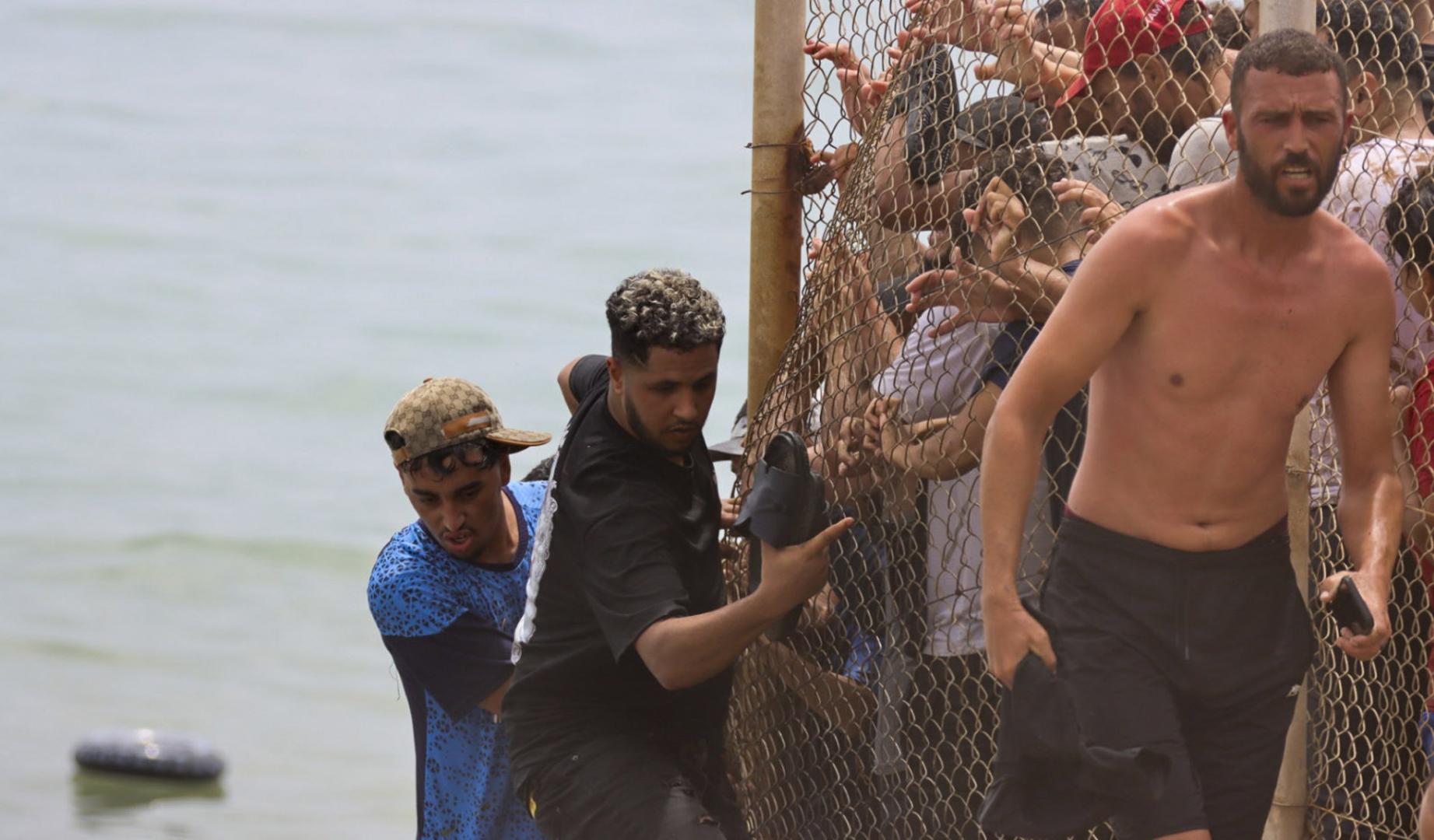 Miles de jóvenes marroquíes llegaron este jueves a la frontera entre Castillejos (Marruecos) y Ceuta para tratar de cruzar la valla que separa las dos ciudades