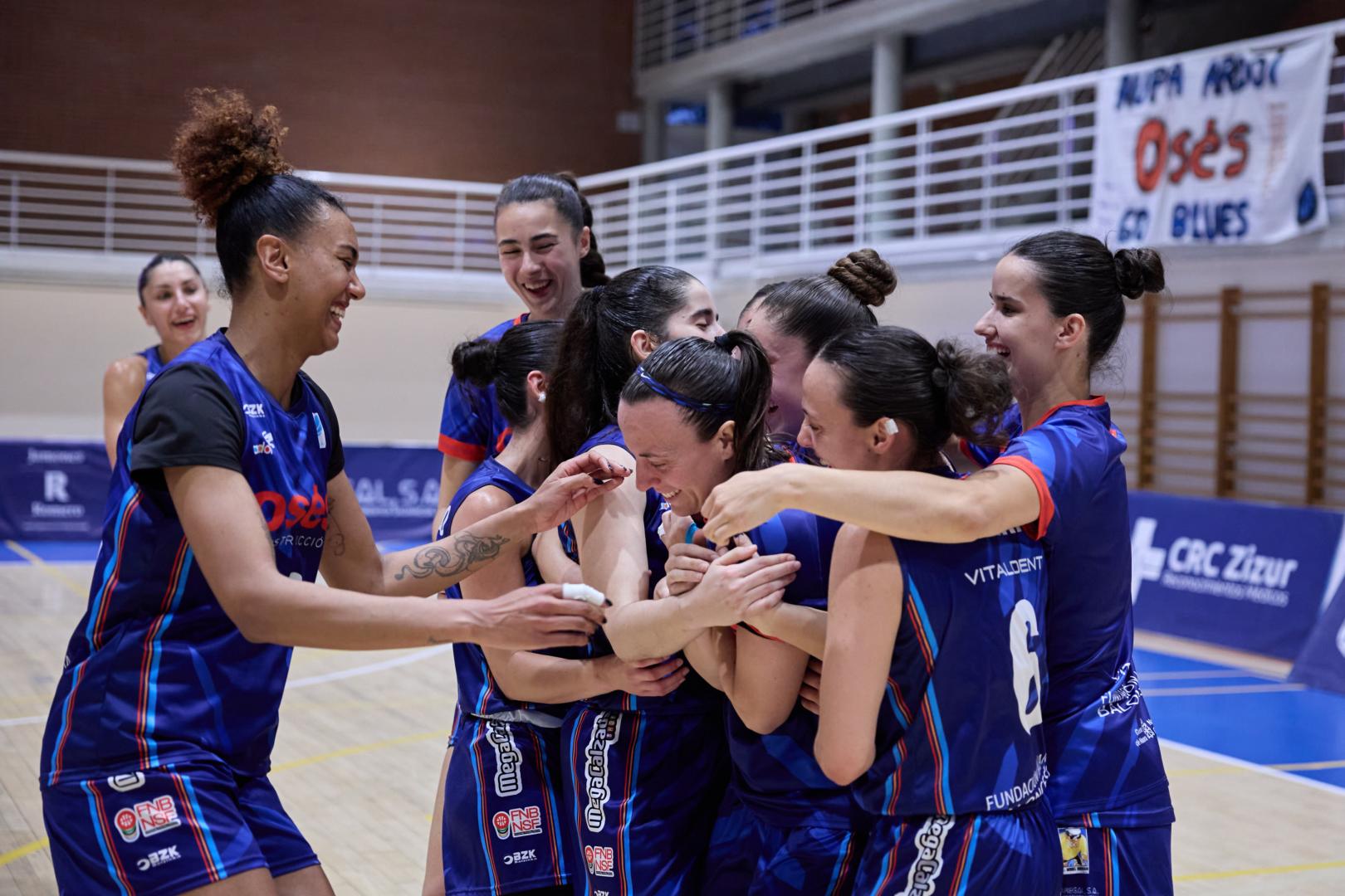 Las jugadoras despiden a María Asurmendi, ahora segunda entrenadora del equipo