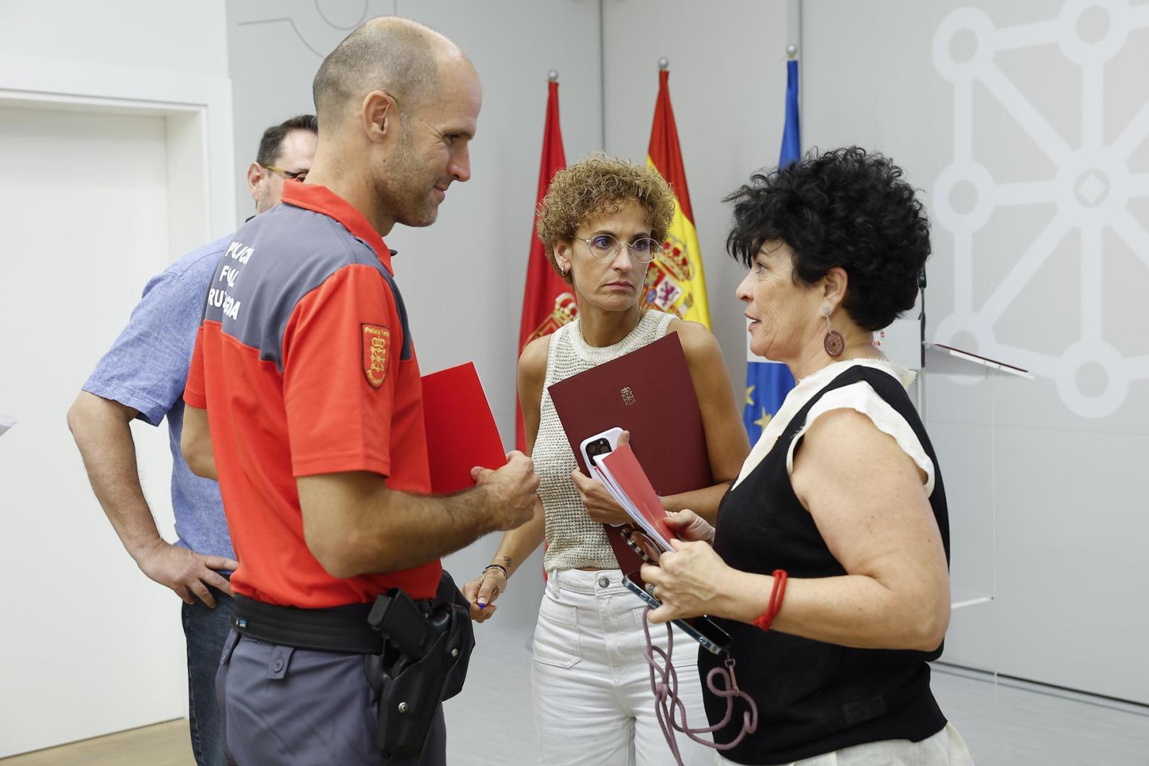 La presidenta Chivite y la consejera Jurío hablan con Iván Ortueta, jefe de Policía Foral