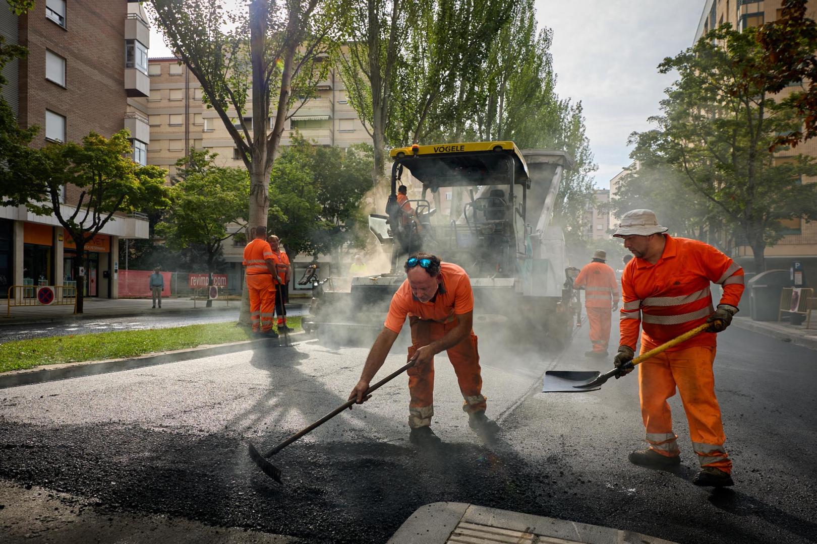 Varias personas trabajaban este jueves en el asfaltado de la calle Iturrama, en medio de otra ola de calor.