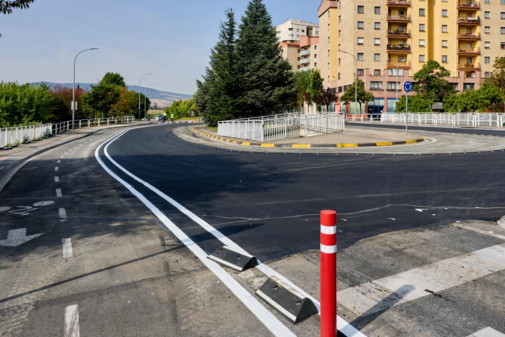La rotonda de la calle Abejeras con Iturrama, en la imagen será desde ahora de un solo carril para la circulación de vehículos