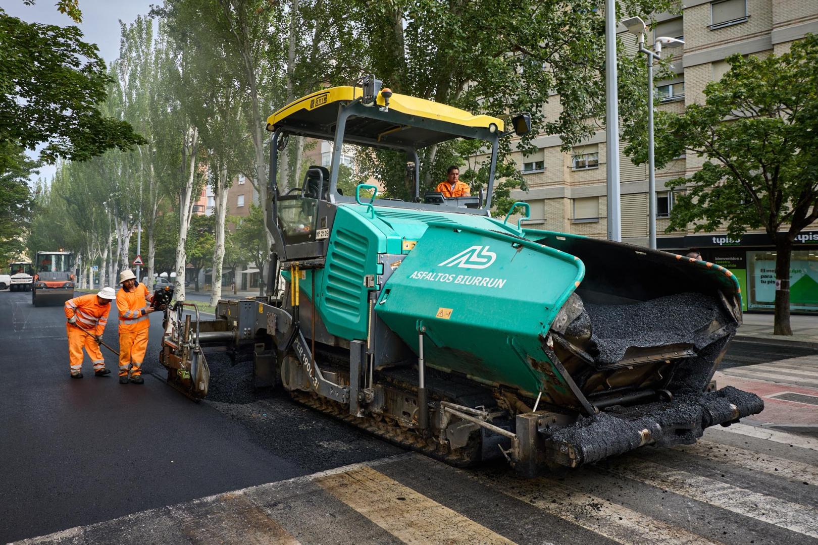 Maquinaria pesada trabajando este jueves para revertir la deficiencias del firme en la calle Iturrama