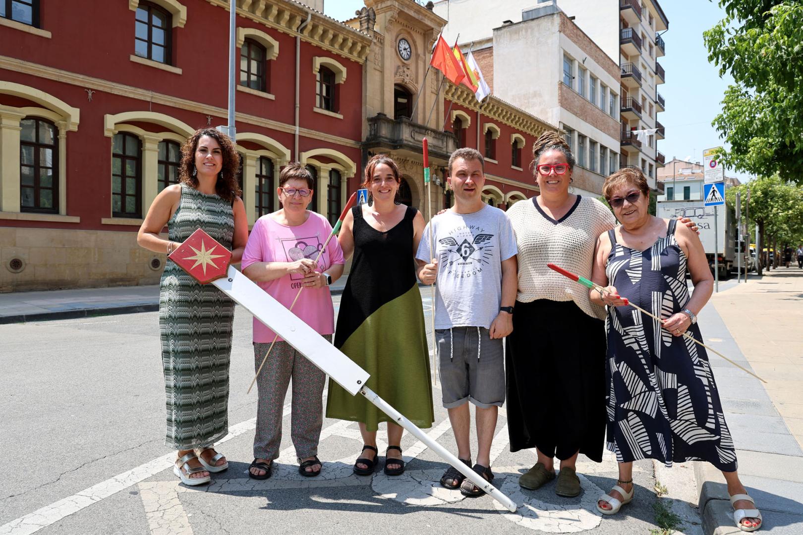 Cristina Sádaba, Pilar Sanz de Acedo, Adriana González, Eduardo Martínez, Esti Hortaleza y Sari Muñoz, con el balcón consistorial al fondo