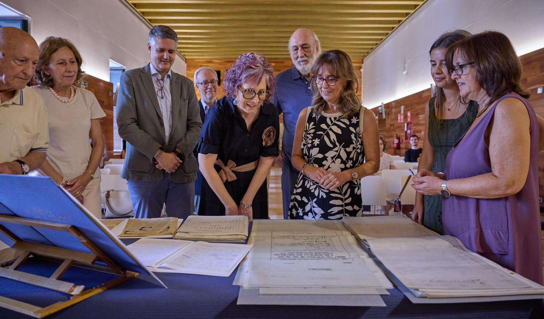 La consejera Esnaola y la hija del maestro Acilu, Mª José González Ribot, ante la donación presentada hoy en el Archivo General de Navarra