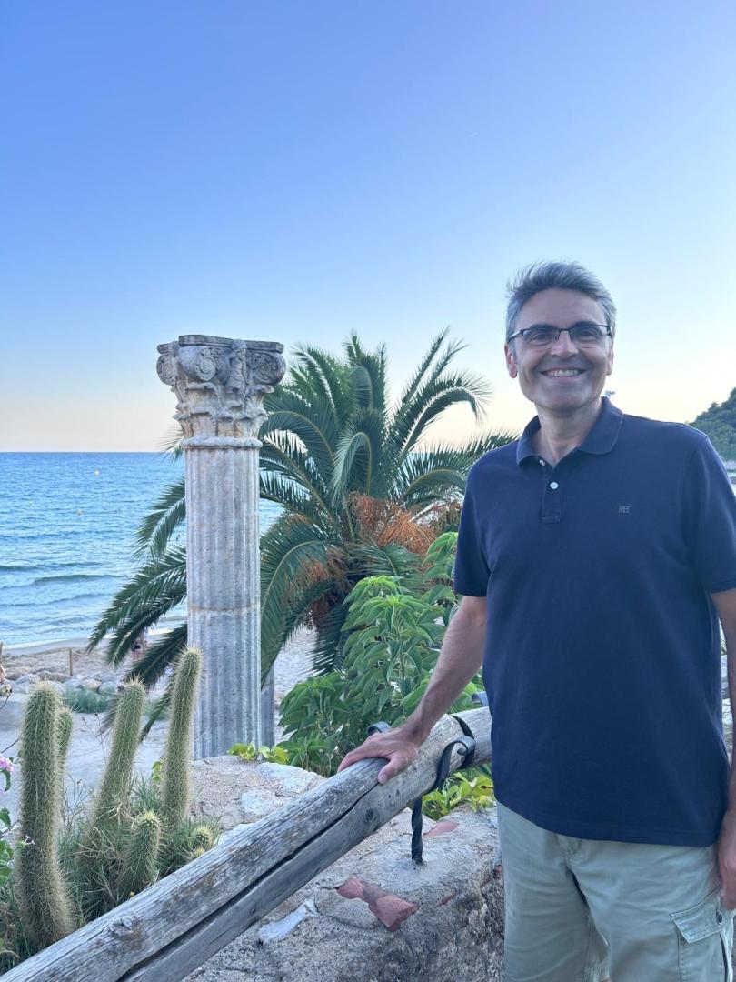 Juan Torres Zalba, junto a una columna romana en la Roca de San Cayetano