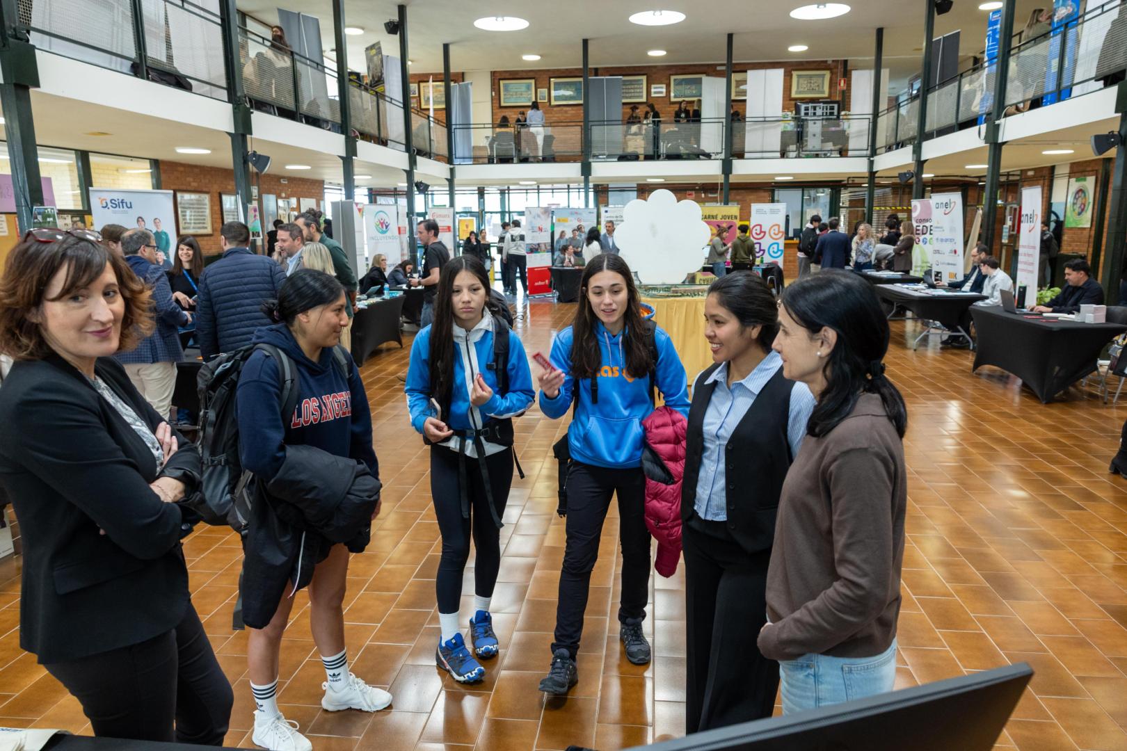 Alumnos en la IX Feria del Empleo de la Ribera de Navarra, Ribera Talent, en marzo de 2026.