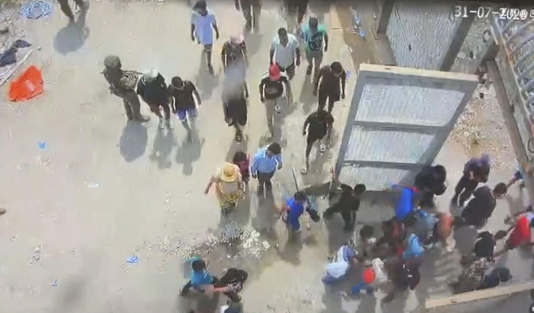 Captura de un video facilitado por Moncloa de la salida de migrantes desde Ceuta hacia Marruecos a través de la frontera del Tarajal