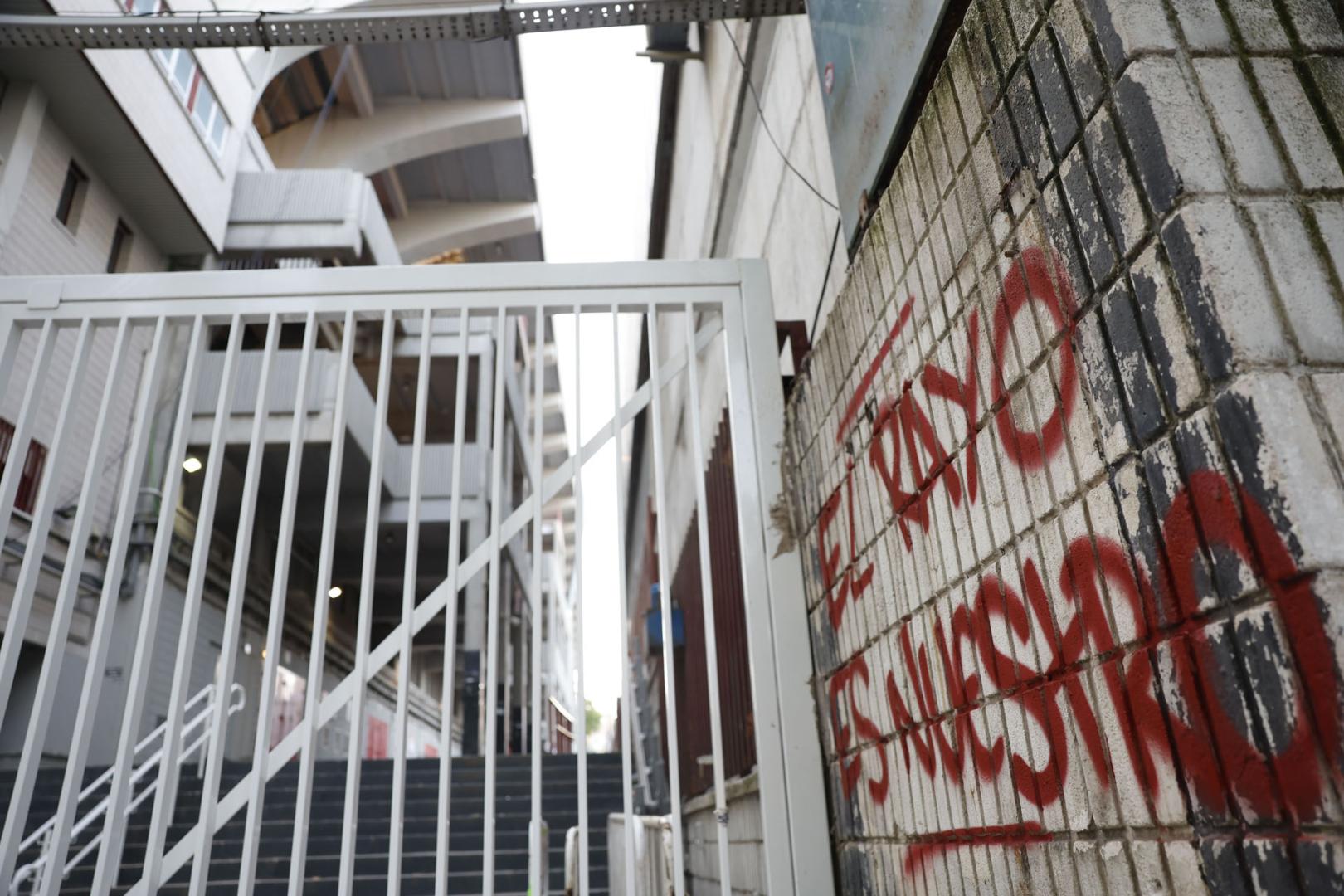 Vista de las pintadas de apoyo de la afición en el exterior del estadio de Vallecas