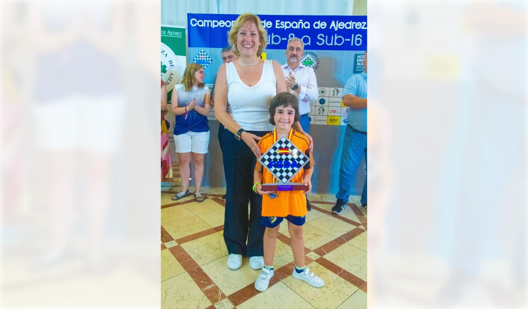 Alba Díaz Ferrer, con su trofeo de Campeona de España Sub-7 en ajedrez