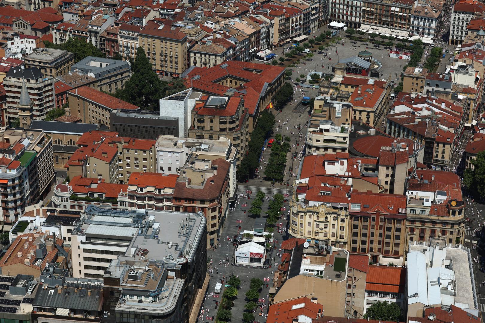 *A: JOSE CARLOS CORDOVILLA *F: 09-07-2026 *P: *L: PAMPLONA *T: FOTOS AEREAS PAMPLONA DESDE HELICOPTERO POLICIA NACIONAL EN SAN FERMIN. CARLOS III Y PLAZA DEL CASTILLO