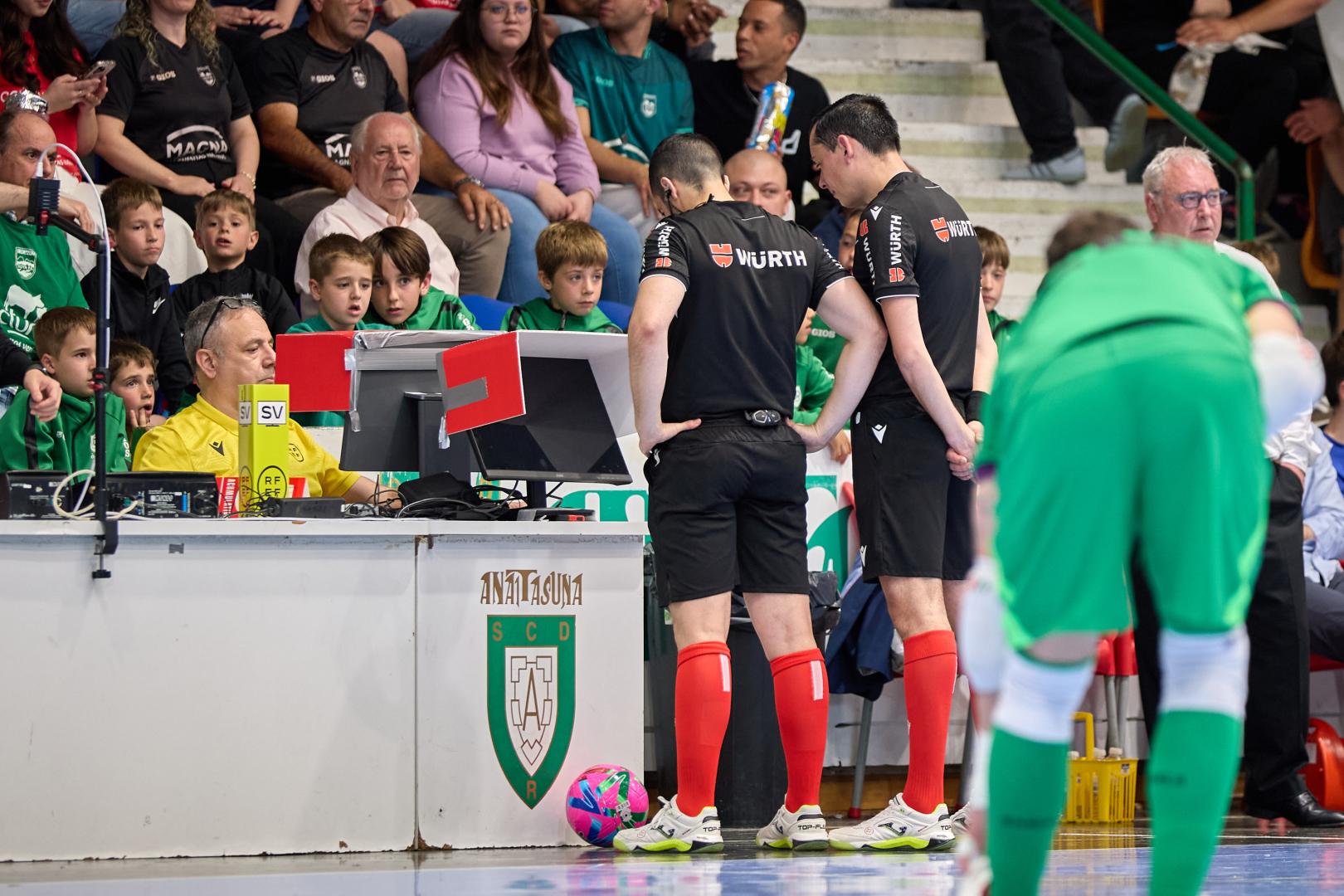 Los árbitros revisan una jugada en un partido anterior de Osasuna Magna