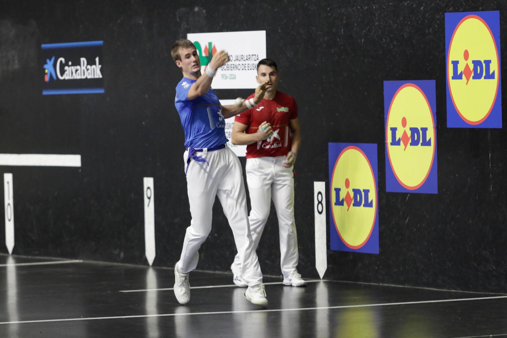 Jon Mariezkurrena le suelta a la pelota.
