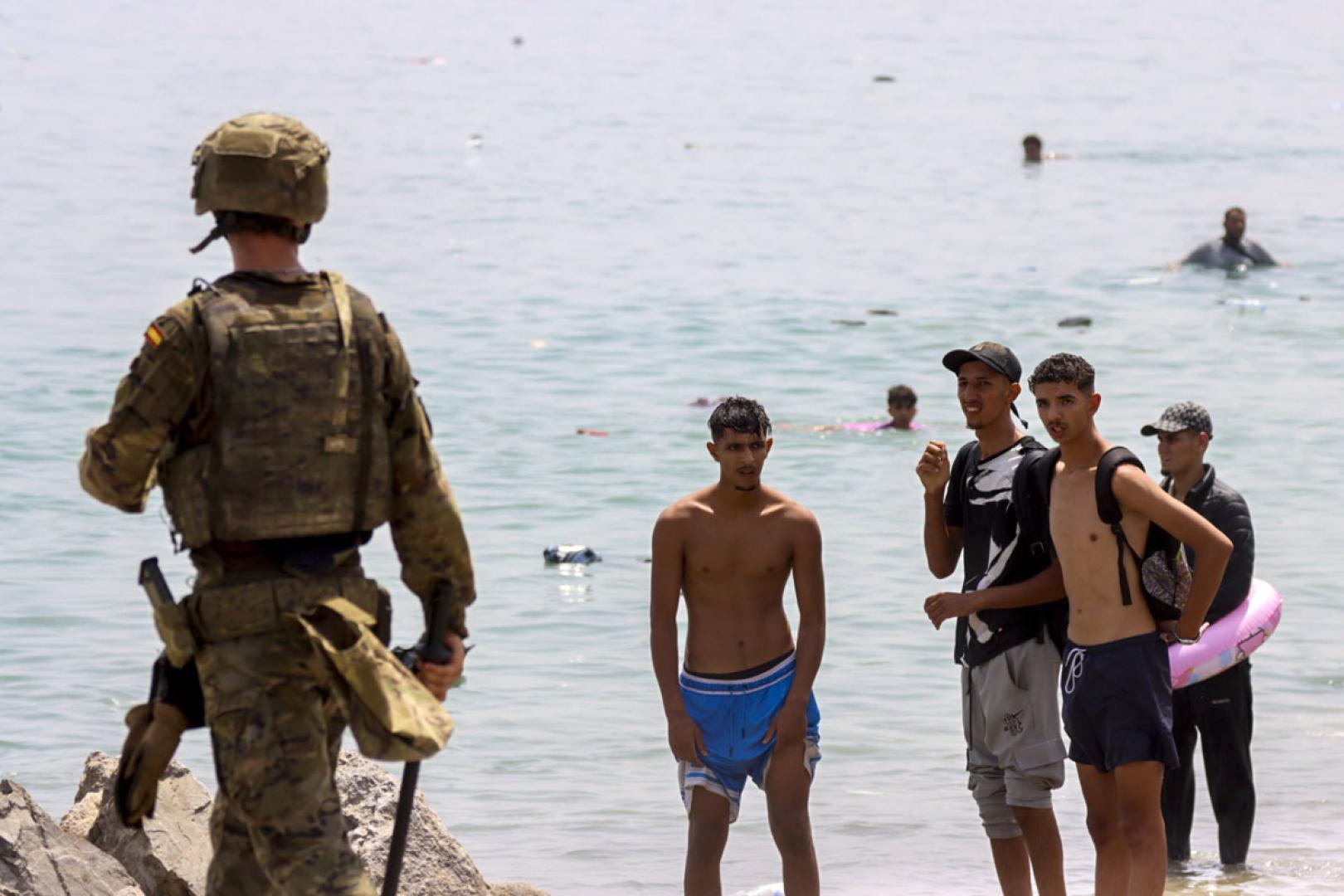 Varios migrantes en la costa española de Ceuta, este viernes 31 de julio