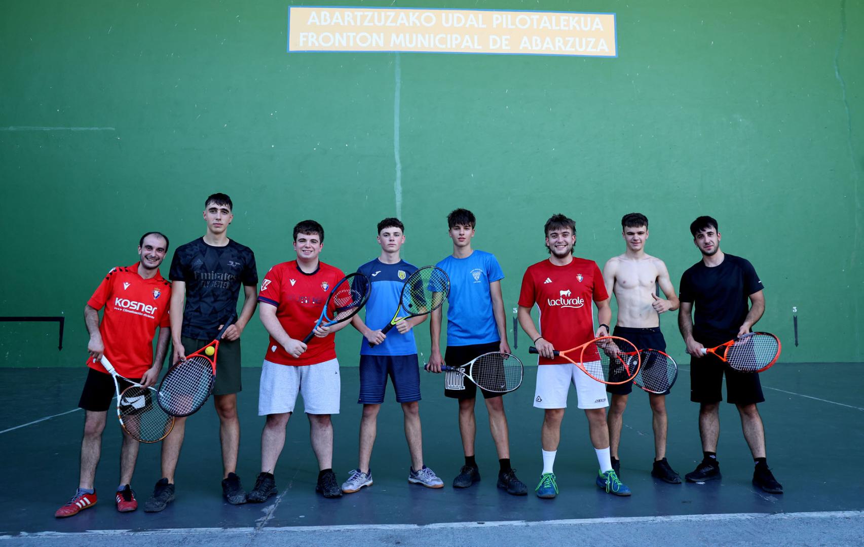 Iker Sainz, David López, Mikel Eraso e Iker Ganuza, son amigos en el frontón