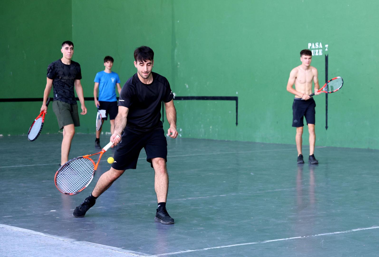 El frontenis es la nueva actividad entre los jóvenes de Abárzuza
