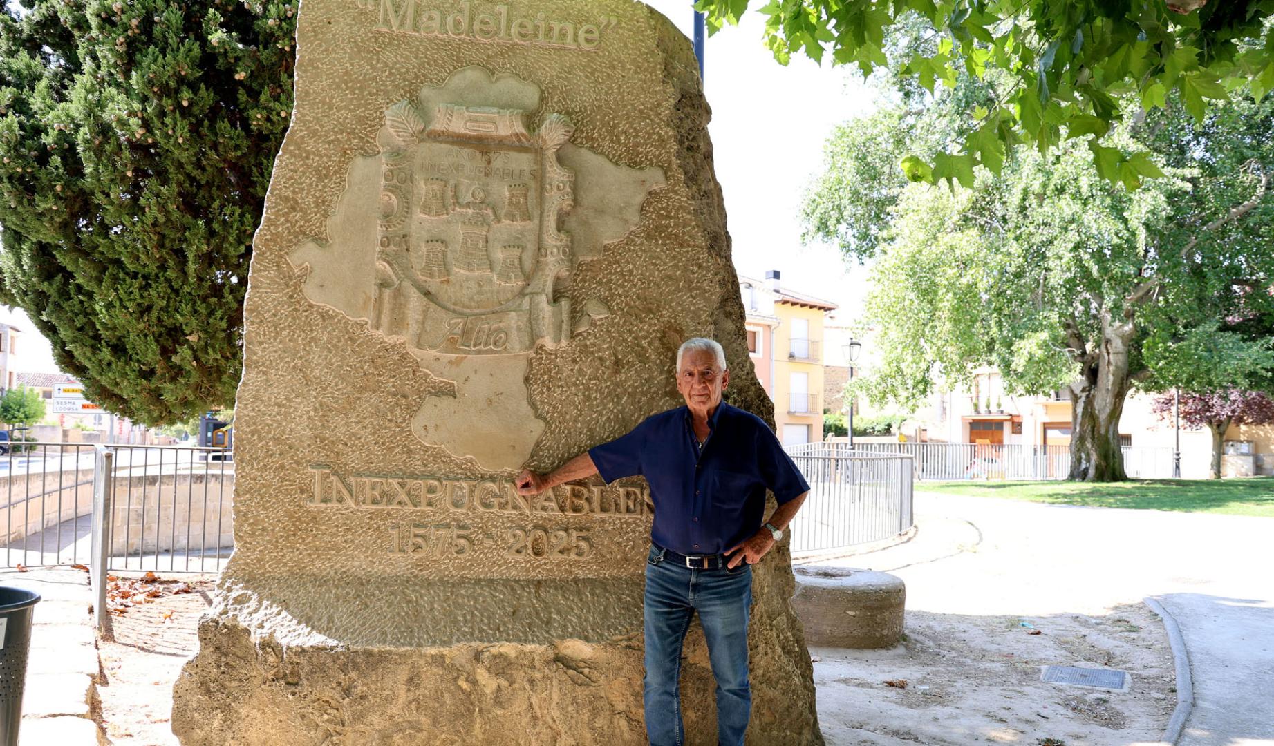 Ramón Ciordia, junto a la piedra “Madeleine” en la plaza de la fuente de Allo