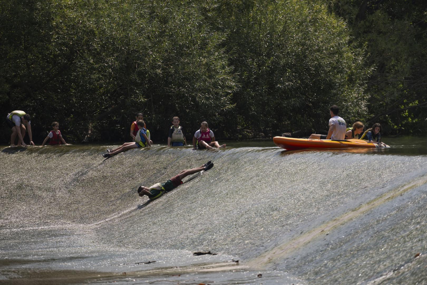 Varias personas se refrescan en el río Arga, en Pamplona