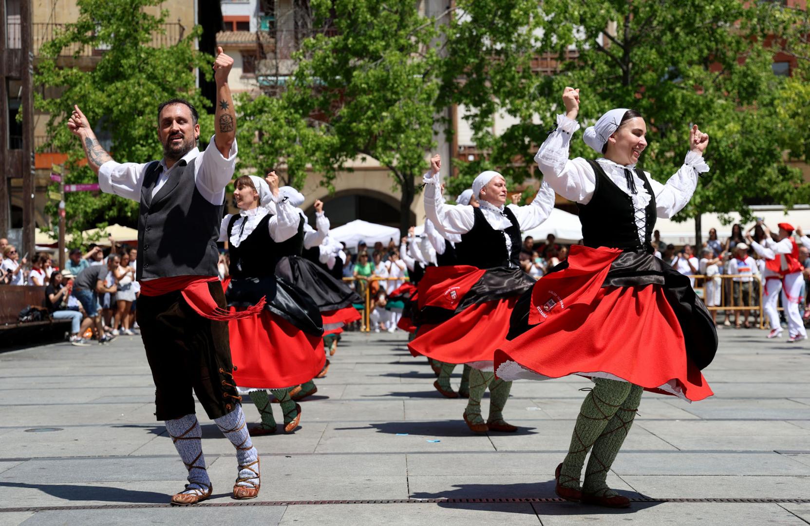 Baile de la Era en la plaza de los Fueros tras el homenaje de los ex dantzaris