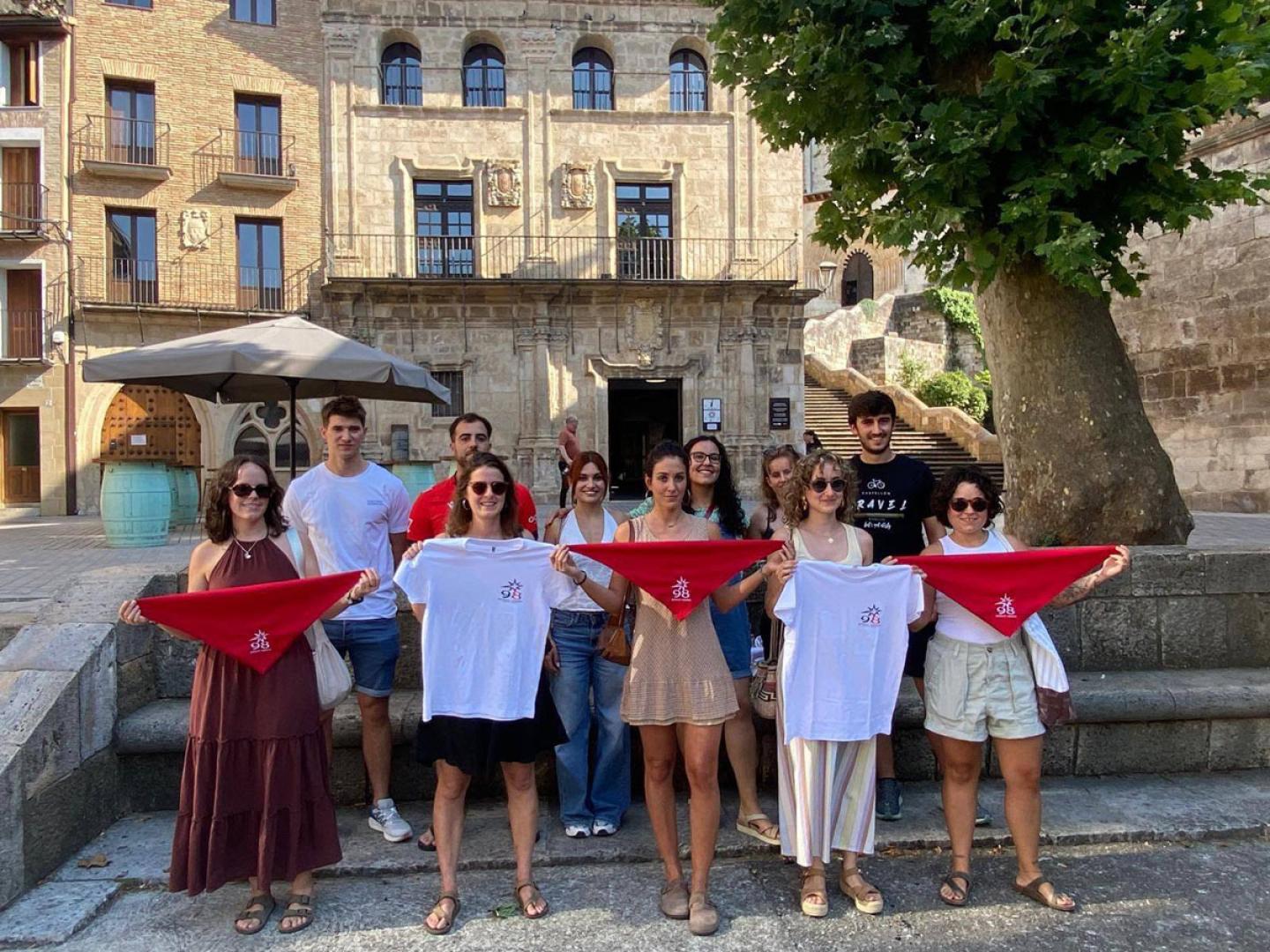 Representantes de la quinta del 98, en la plaza de San Martín