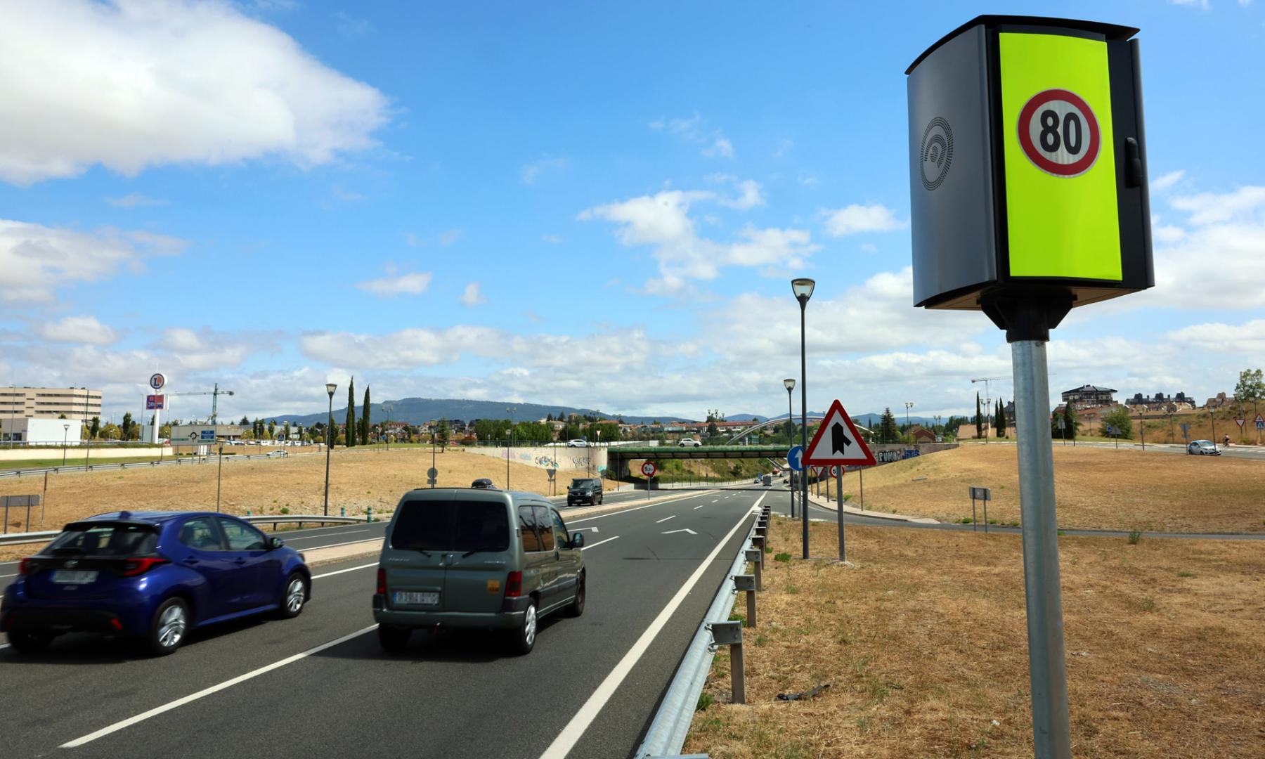Radar situado en la entrada a Zizur Mayor desde la A-12, con la indicación de la velocidad máxima permitida