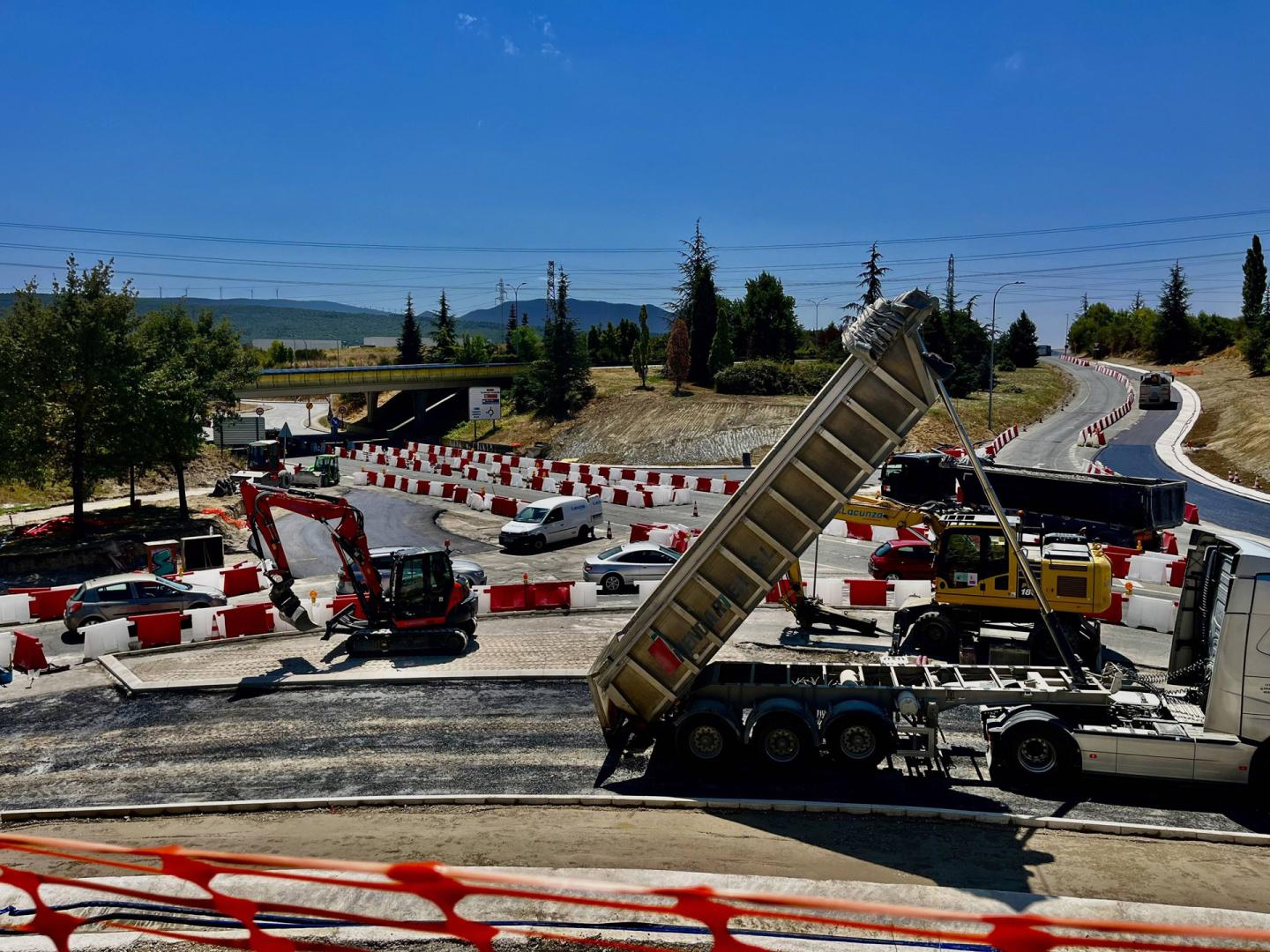 Trabajos de asfaltado este viernes al mediodía en el tramo donde se adecua la nueva glorieta
