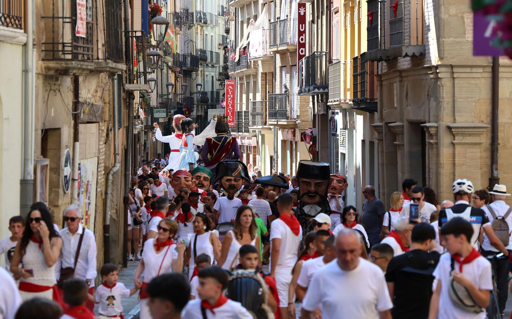 Las calles, abarrotadas para la primera salida de los gigantes