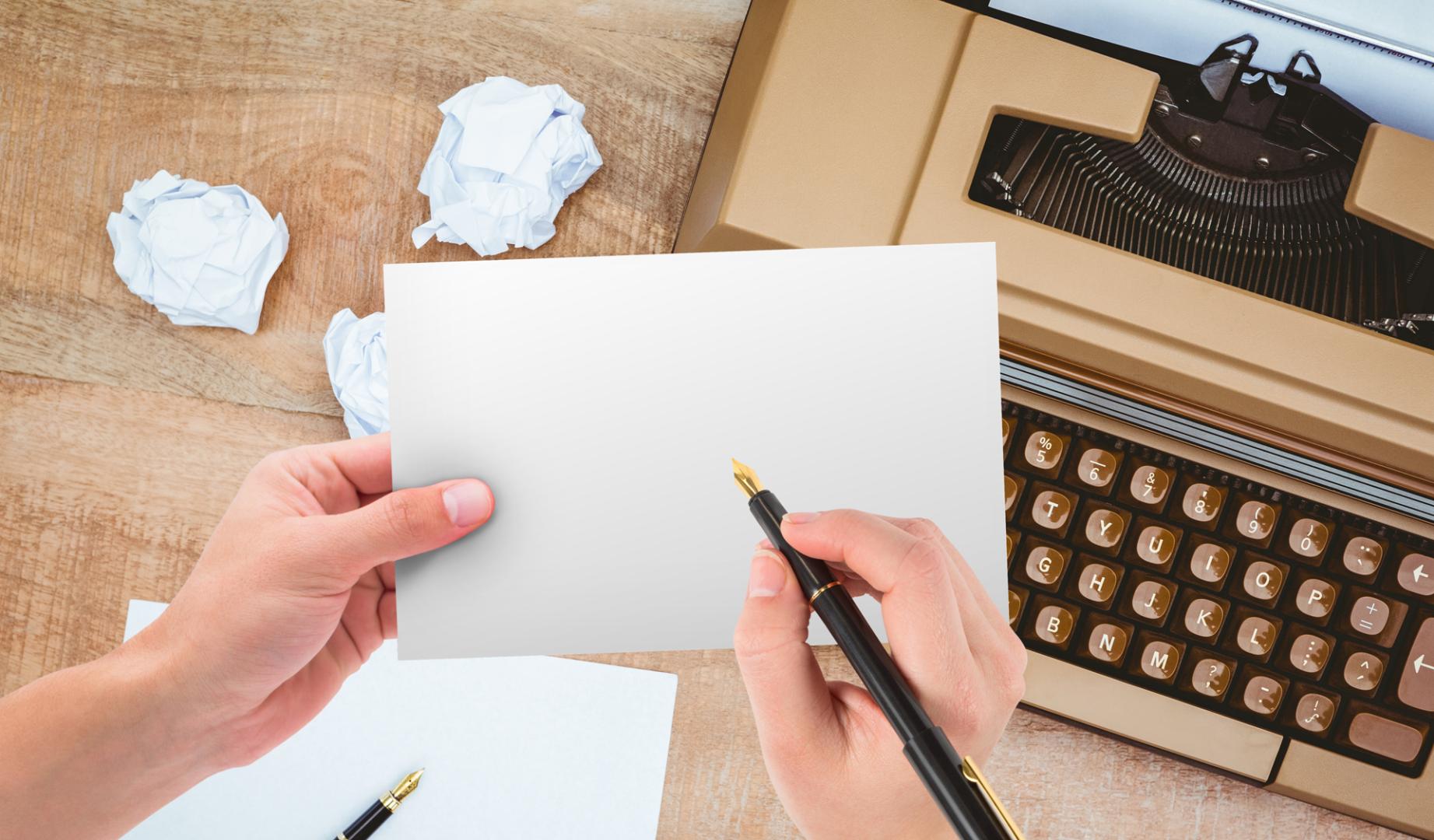 Una persona escribiendo una postal