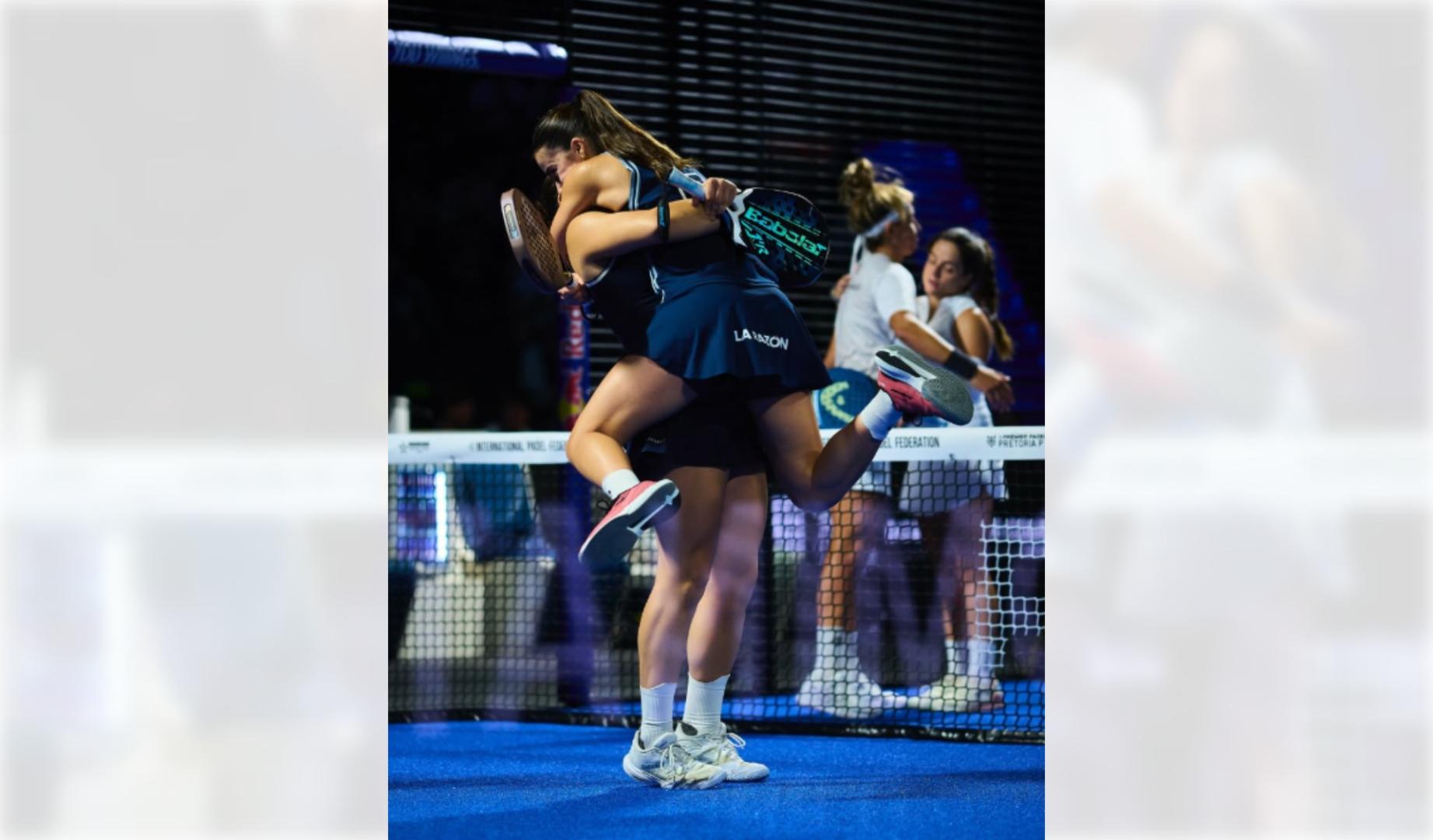 Martina Calvo y Claudia Fernández se abrazan tras vencer a Paula Josemaria y Bea González en la semifinal del Pretoria P1