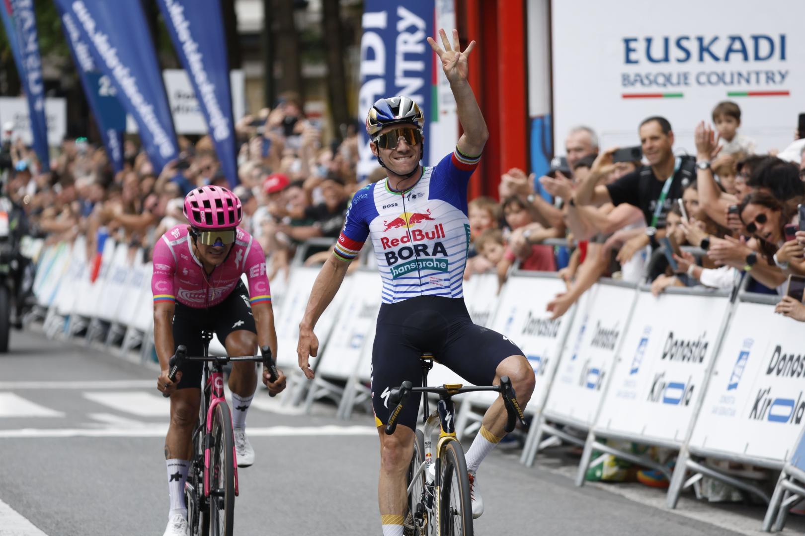 El ciclista belga del Red Bull-Bora Remco Evenepoel (d) se impone al ecuatoriano Richard Carapaz para ganar la 45 edición de la Clásica San Sebastián