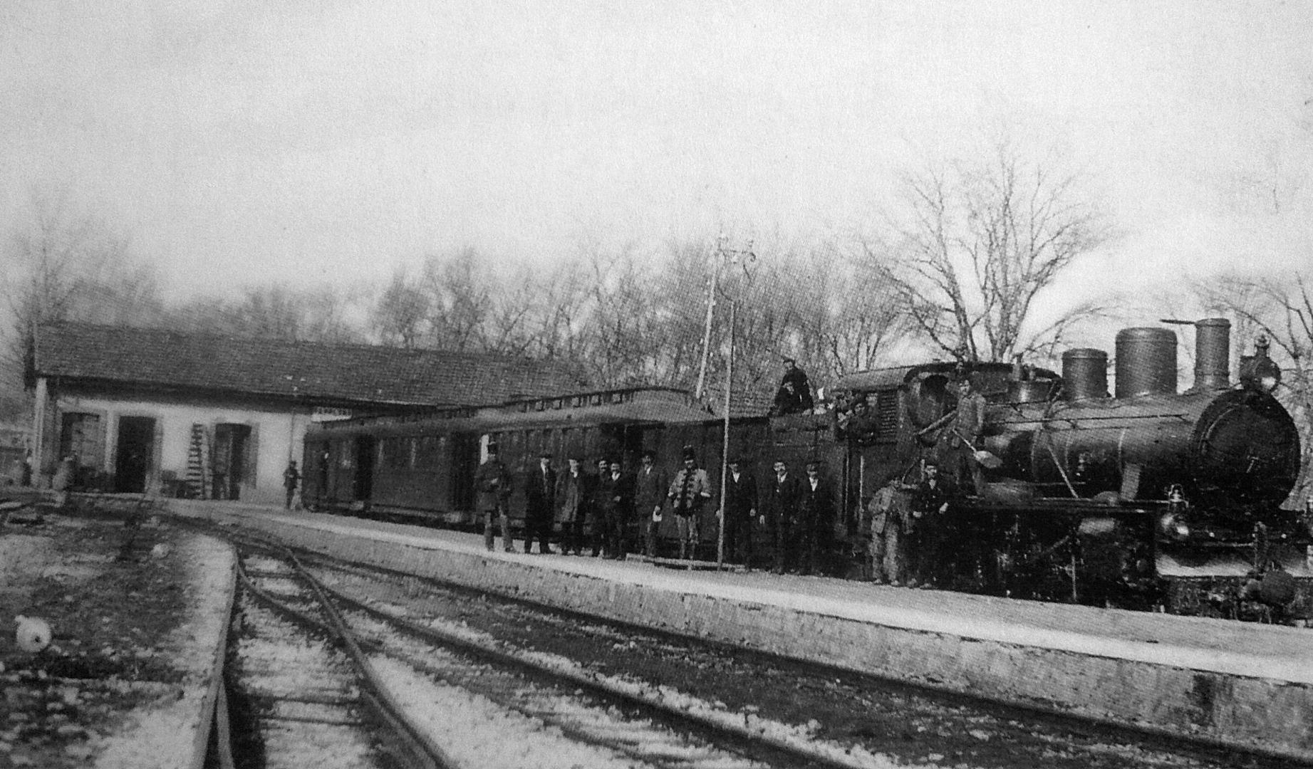 La estación hacia 1920, con un tren a punto de efectuar su salida