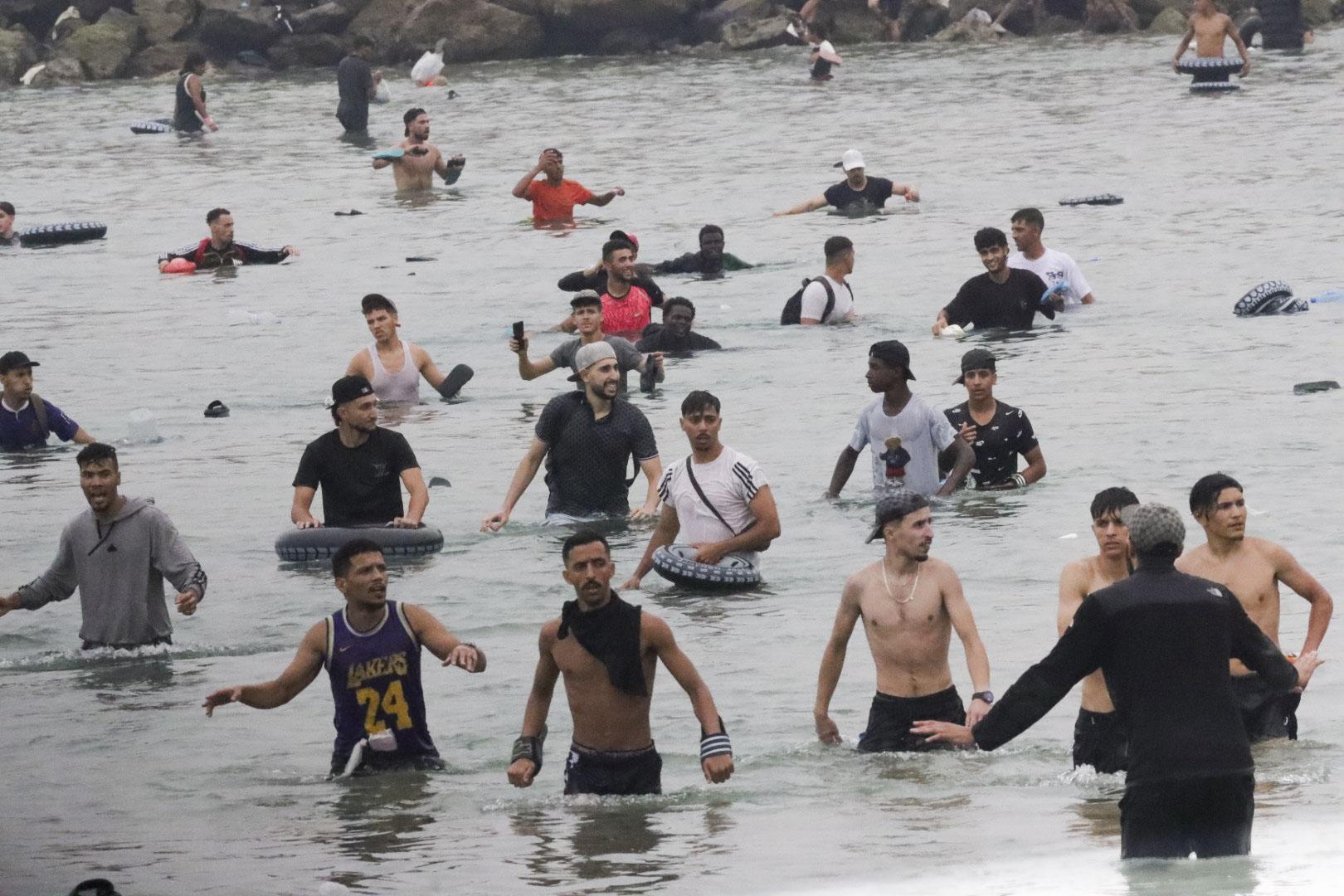 Un grupo de inmigrantes llega por el mar a Ceuta. EFE/ Reduan Dris