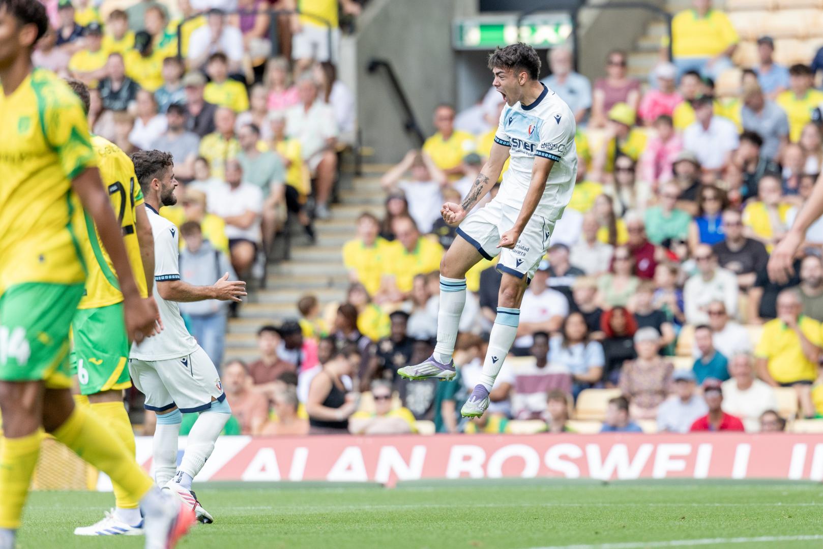 Asier Bonel celebra el gol de la victoria contra el Norwich