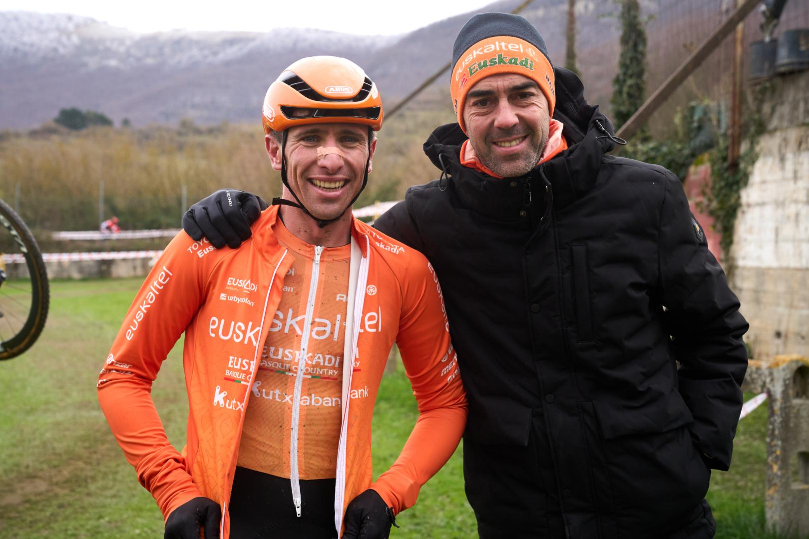 Jorge Azanza, con Jonathan Lastra en Alsasua.