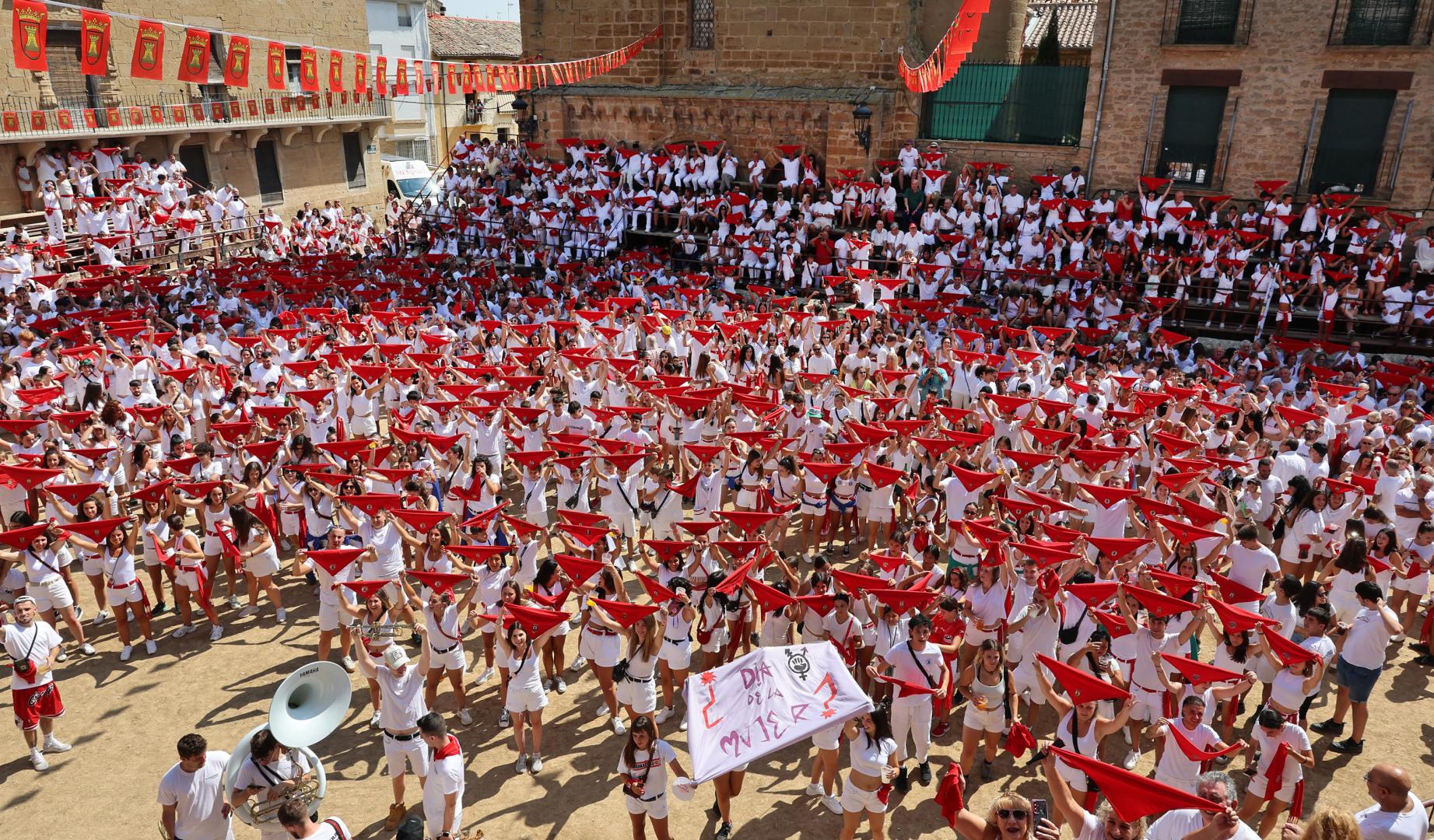 La plaza de la Iglesia de Carcastillo, abarrotada de gente con los pañuelicos en alto segundos antes de lanzar el cohete