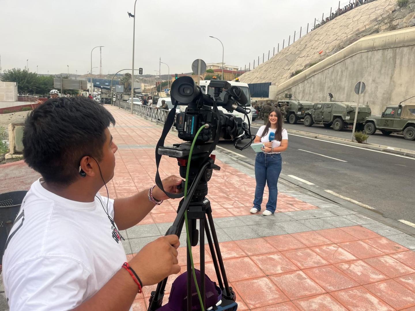 Lara Albillos y el cámara cirbonero Iñaki Morales, en la frontera marítima de Ceuta.