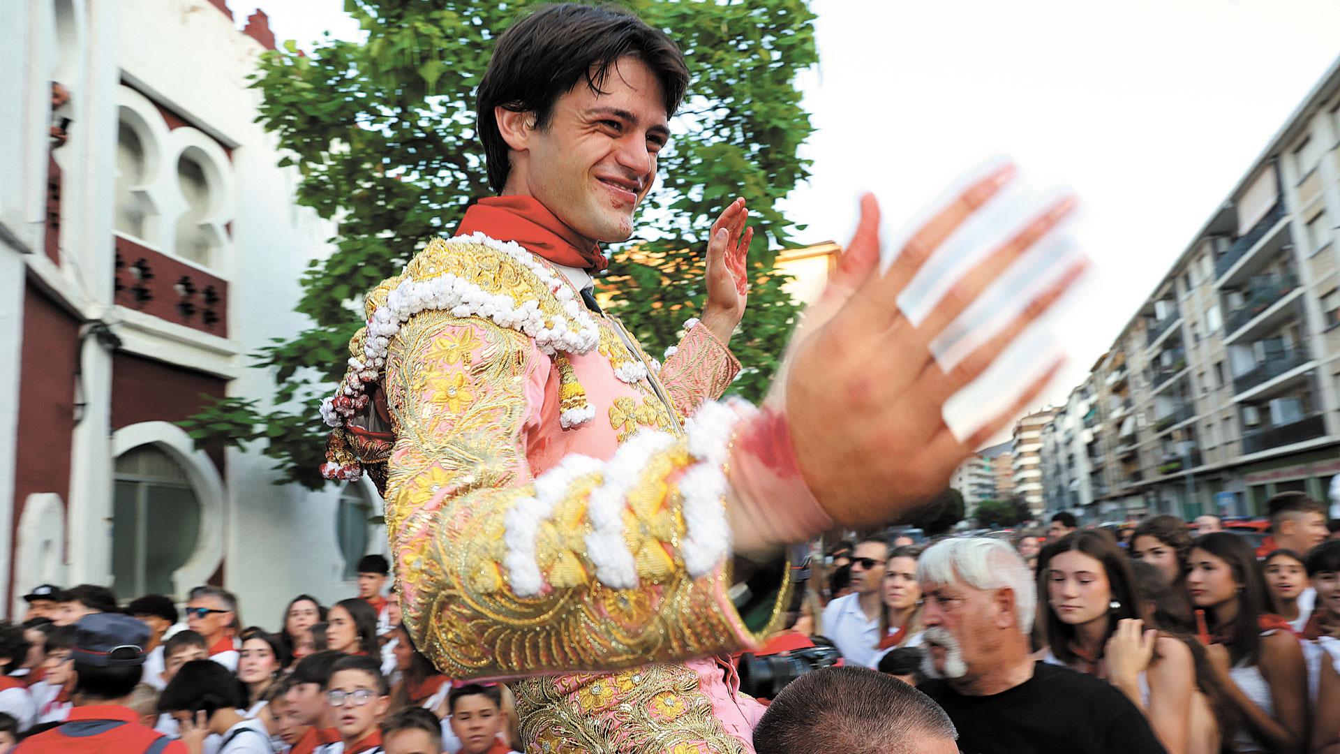 Cristiano Torres, joven torero aragonés con menos de un año de alternativa, sale a hombros en solitario de la Plaza de Toros de Estella tras cortar cuatro orejas