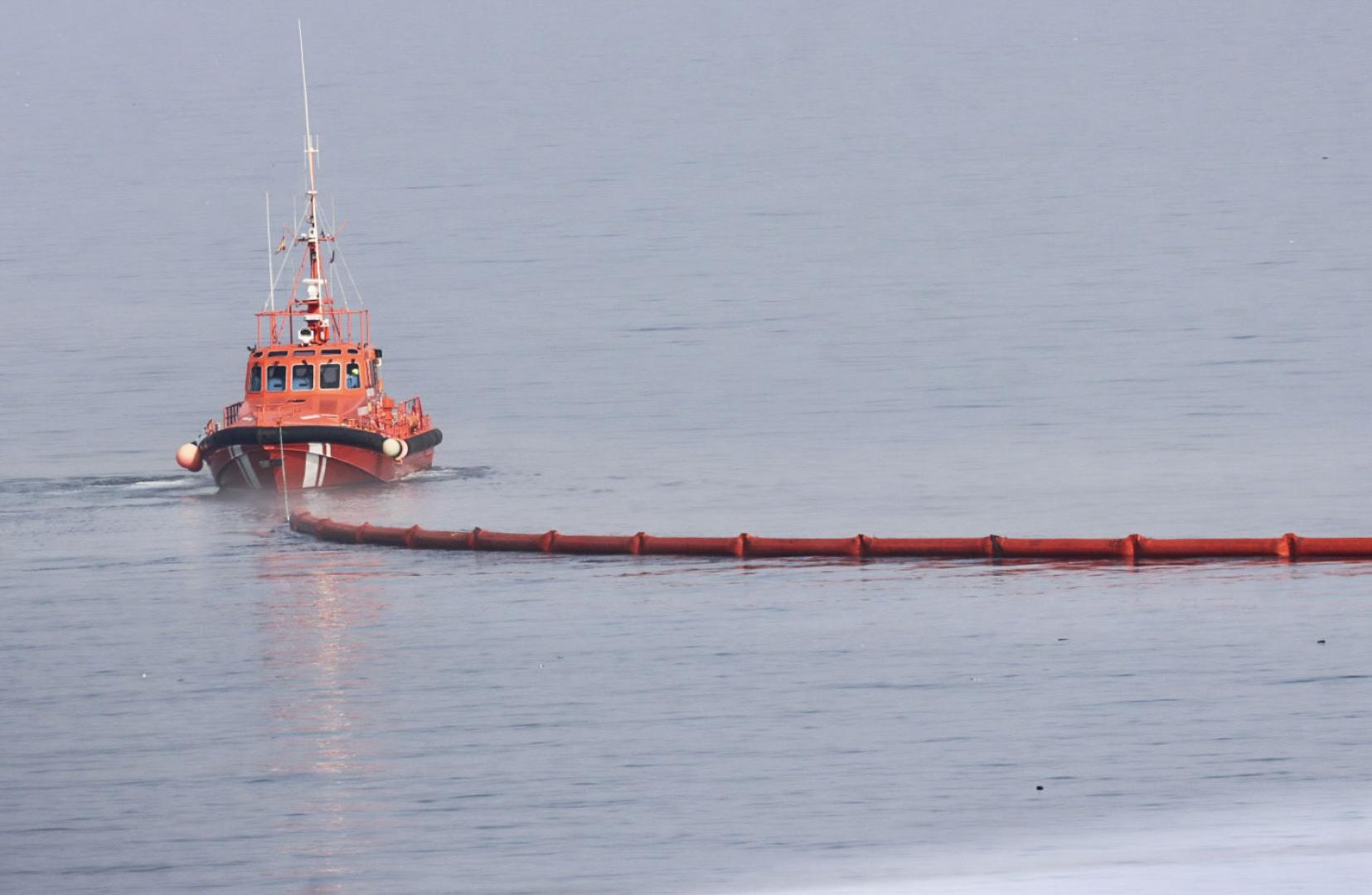 Colocación de la boya flotante para delimitar la zona que separa Ceuta de Marruecos, en la playa del Tarajal