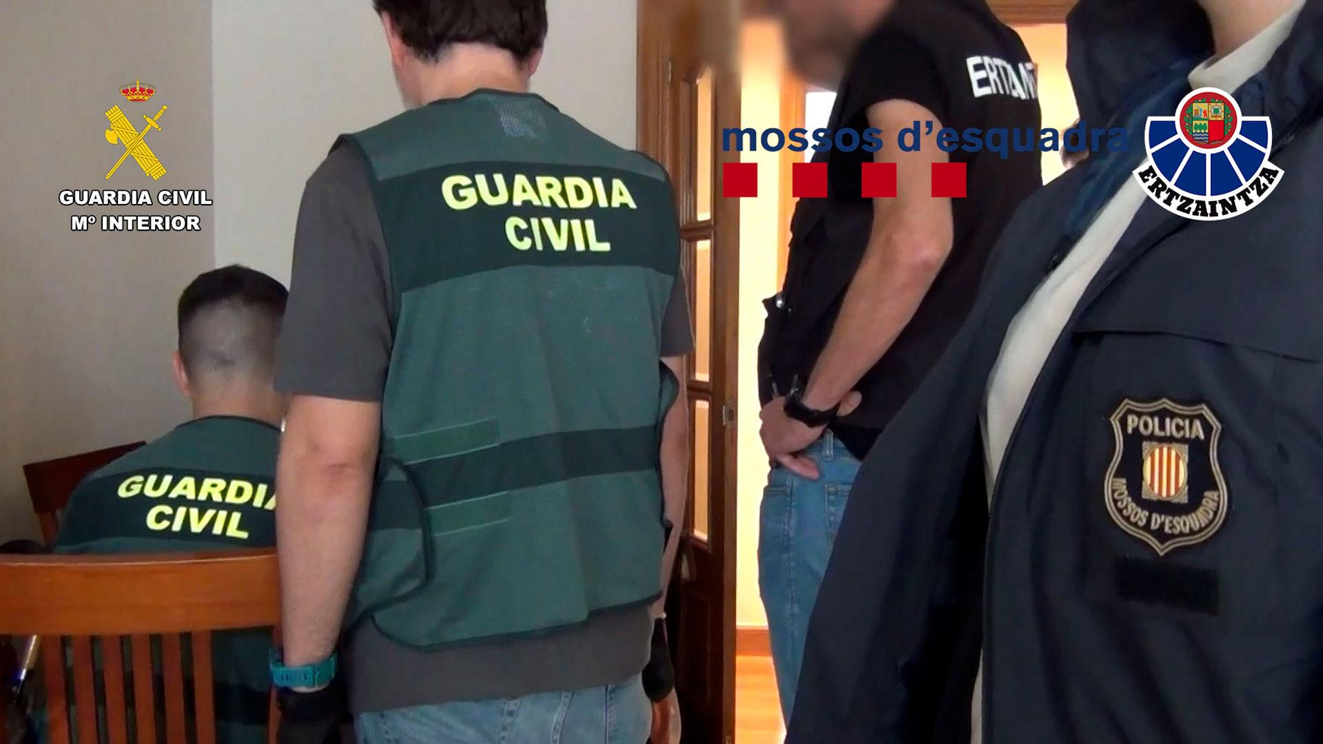 Una operación conjunta de la Ertzaintza, los Mossos d'Esquadra y la Guardia Civil ha permitido detener en Gipuzkoa a un menor de 17 años, considerado el principal referente en España de la extremista Red 764